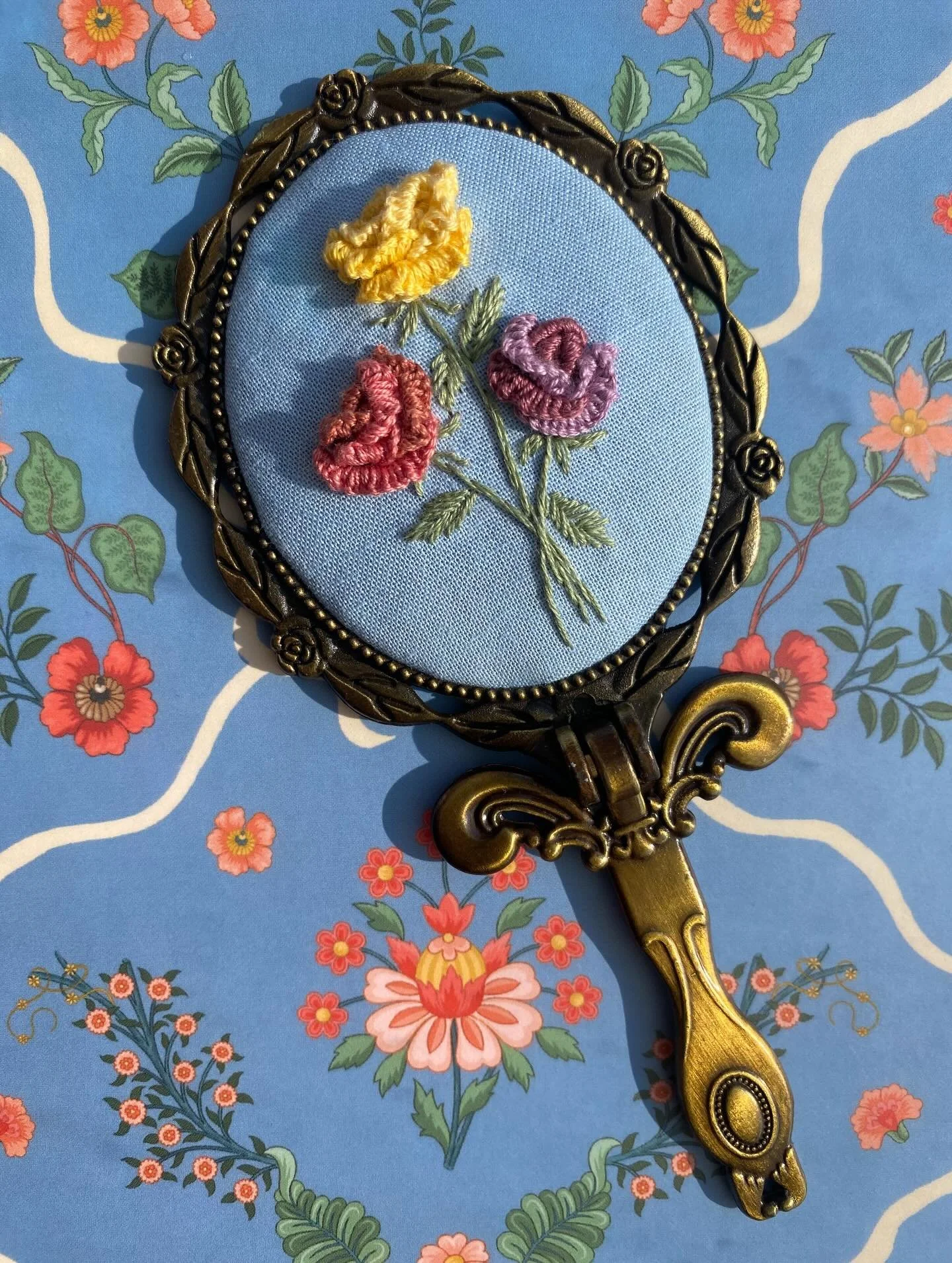 These delicate hand embroidered mirrors are so Bridgerton-esque 🐝🌸 

#embroidery #victorianstyle #cottagecore #bridgerton