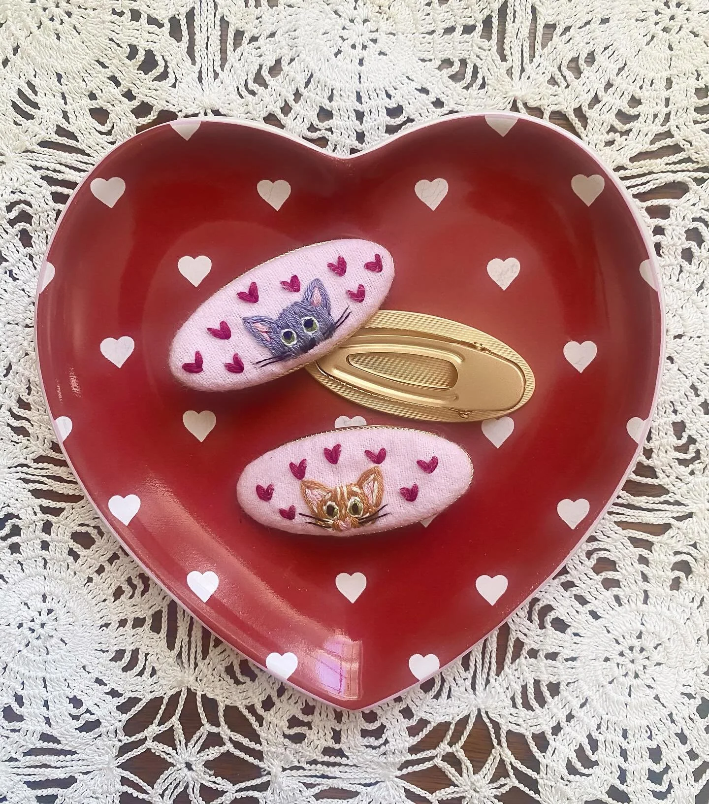 Serving Valentine looks 🍽️🐈👀

Hand embroidered cat hair clips = the ideal Valentine&rsquo;s Day accessory 🎀 

Happy Valentine&rsquo;s Day! &hearts;️

#hairaccesories #embroidery #catlover #quirkygifts