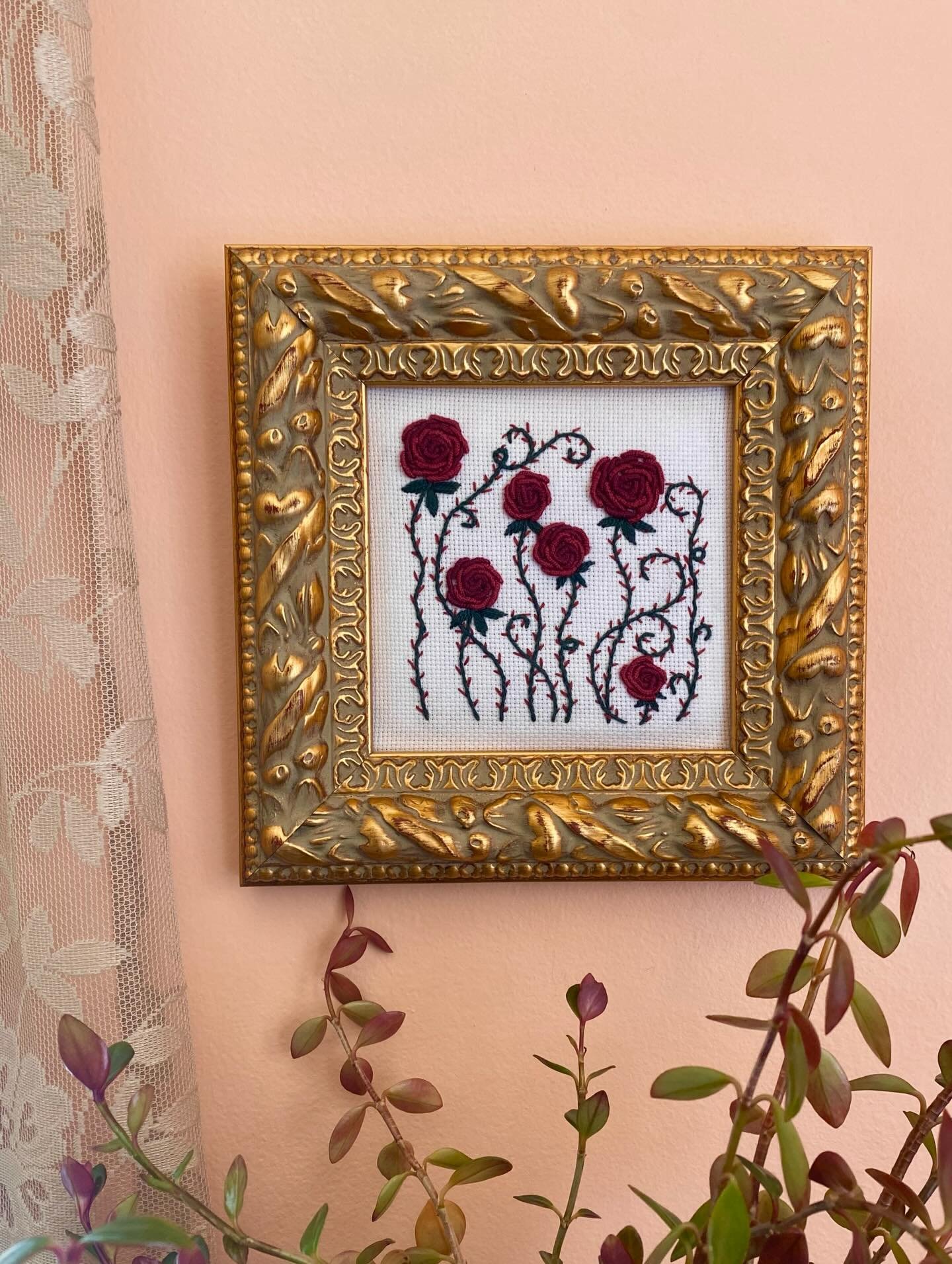 Timeless &amp; romantic decor. Absolutely love the way the ornate gold frame compliments my red bullion roses 🌹⚜️

#uniqueart #redroses #happyvalentinesday #love #handembroidery