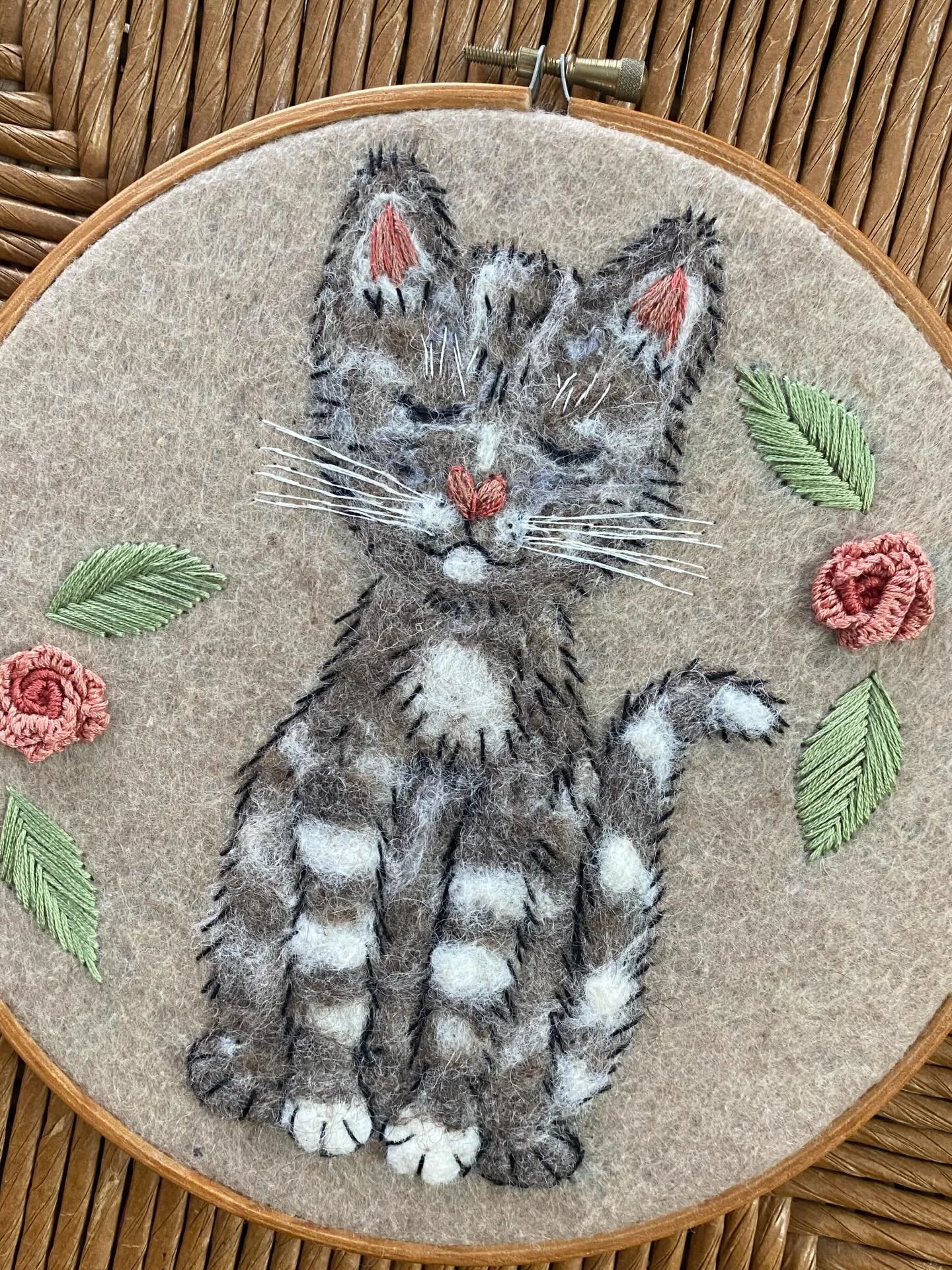 Getting ready for @vintagebazaarnewengland this weekend 🌸 I have so many new things from winter to share with you! Like this kitten hoop 🩶

#handmade #walldecor #handembroidered #needlefelted #greytabbycat