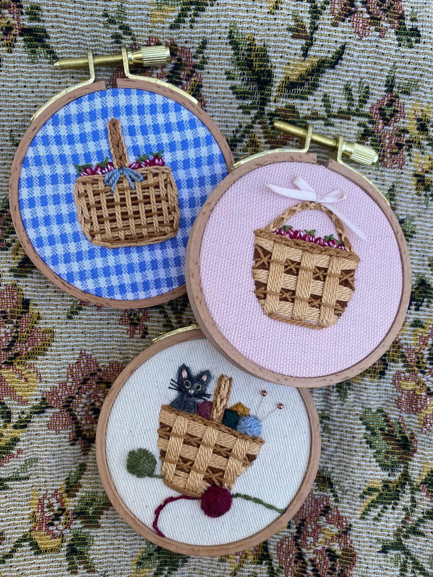 Embroidered basket art for your cottagecore decor dreams 🧺🧶🐈&zwj;⬛🍓

#walldecor #handembroidery #whimsy #cats #cottagecore