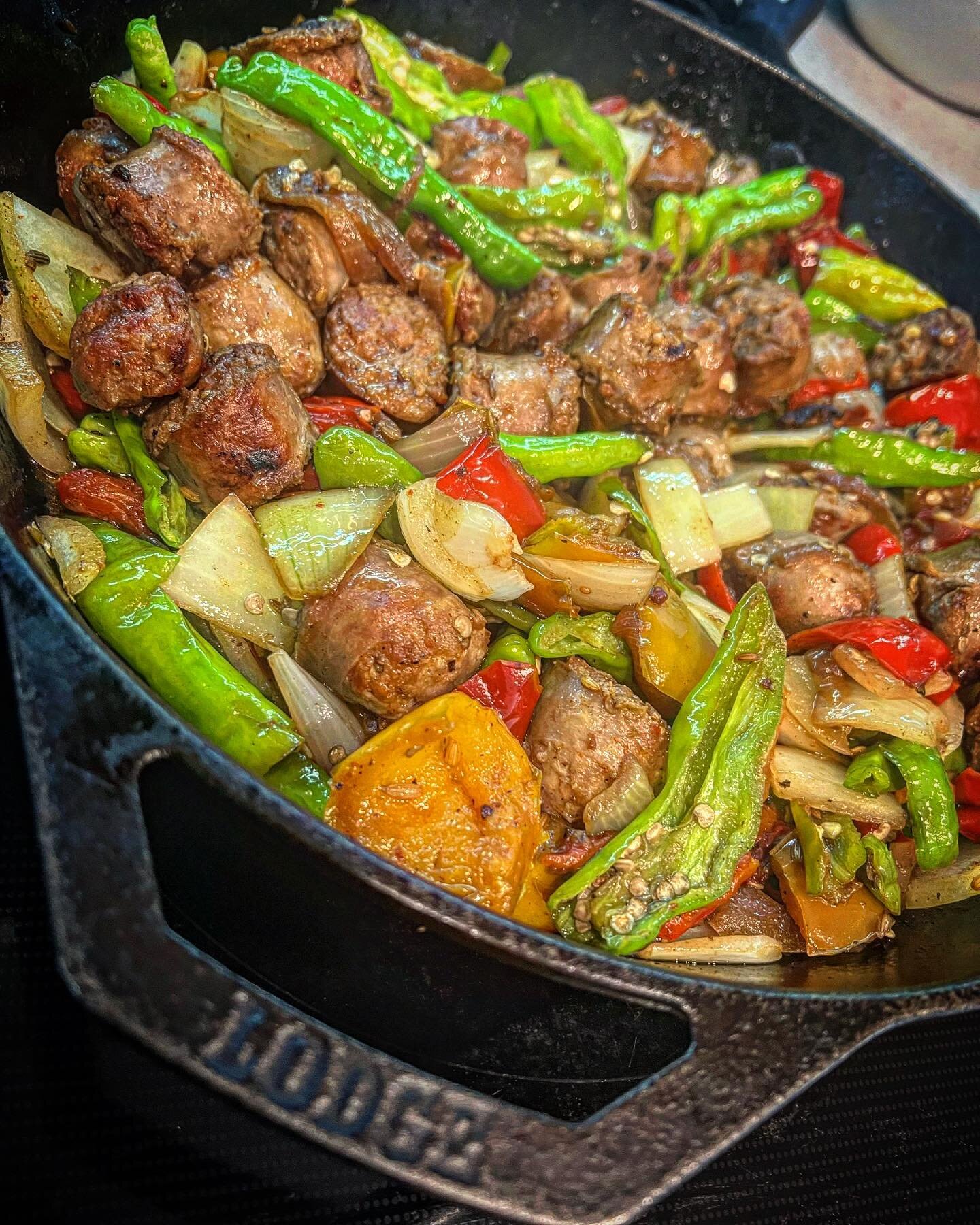 #caramelizing another batch of #sausage #peppers (+ #shishito peppers) and #onions in my @lodgecastiron #skillet for #dinner later