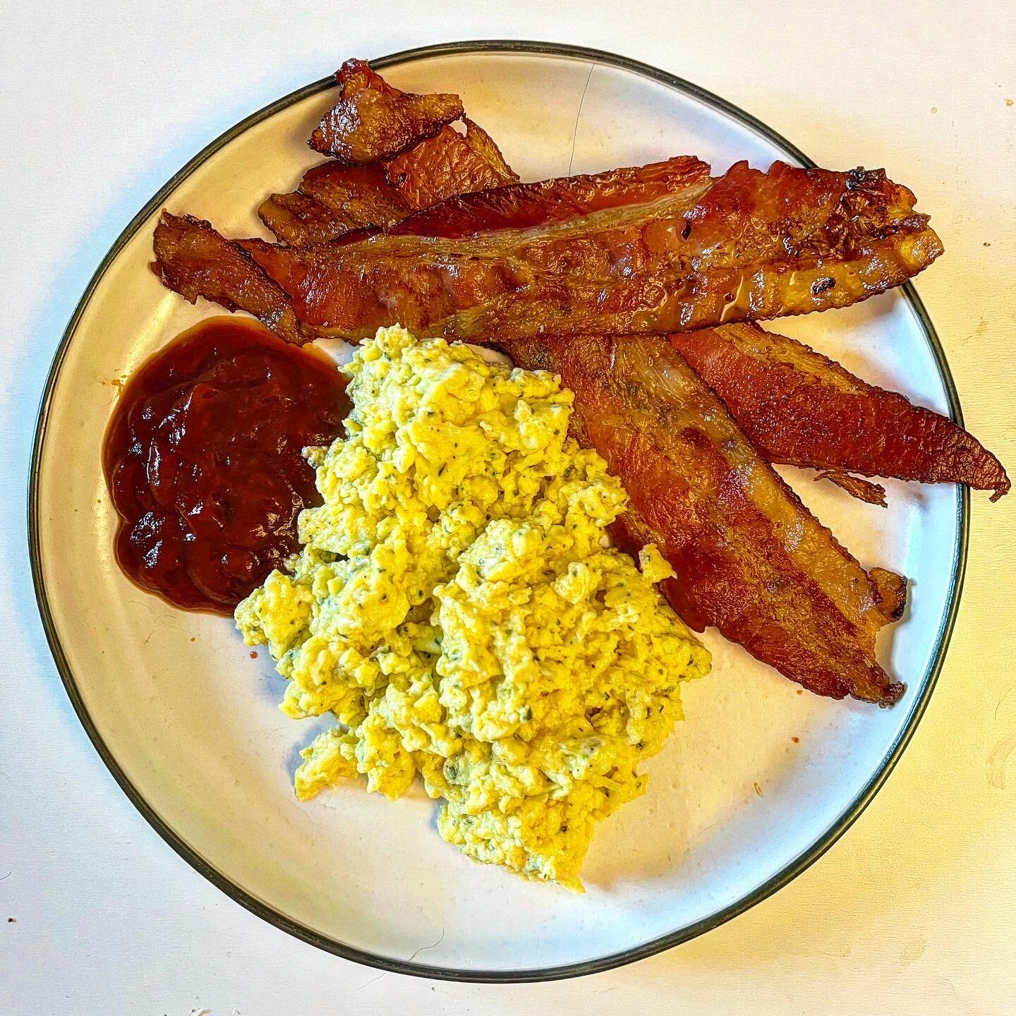 #brunch scrambled #eggs + @smithfieldbrand  #bacon + @kraftheinzus #zeroaddedsugar