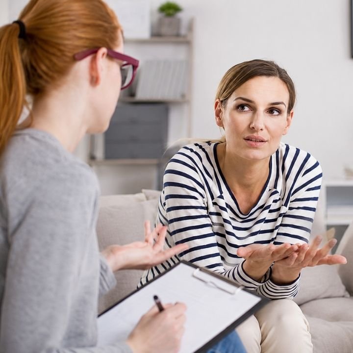 Woman speaking with a therapist about memory concerns.