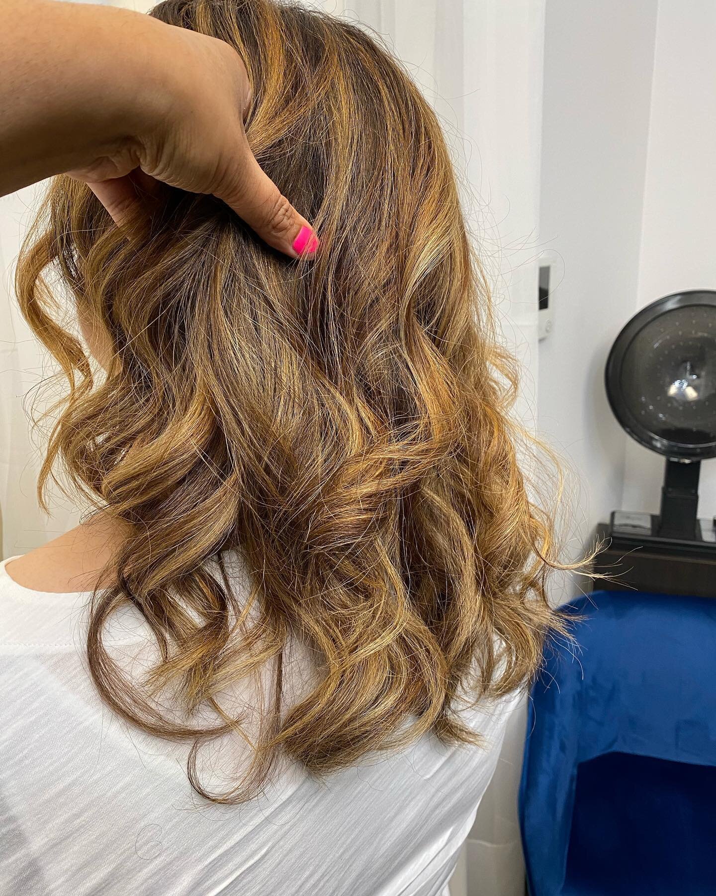 Your sign to go ahead and book that summer color.

&bull;
&bull;
&bull;
&bull;
#hair #balyage #cutandcolorbreadandbutter #hairstylist #healthyhair #modernsalon #blonding #highlights #beauty # cutandcolor #btcpics #hairbrained #thegoodlife #5280
#inst