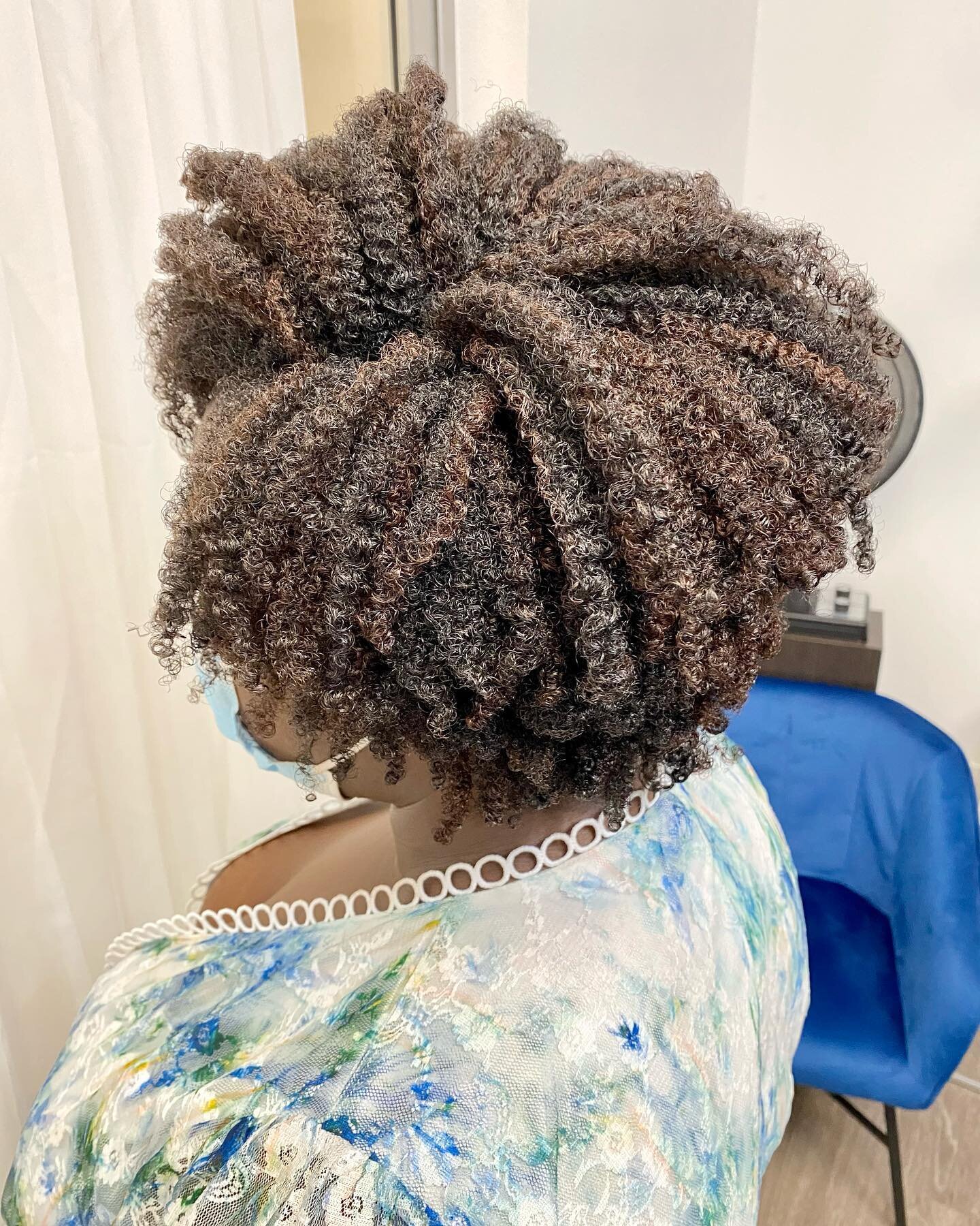 Rich chocolate highlights pintura style for these gorgeous curls➰

&bull;
&bull;
&bull;
#haircolor #pinturahighlights #denverstylist #hairoftheday #denversalon #hair #curls #fortheloveofhairkrystal #roottheorysalon 
 #healthyhairstylist #5280 #rockin