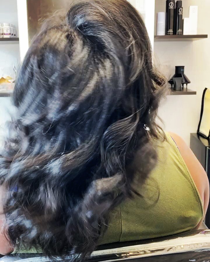 Shaking our way into a new week. Hello August 🌻

&bull;
&bull;
&bull;
#texturedhair #naturalista #healthyhairstylist #healthyhair #denverstylist #curlygirls #hairstylist  #naturalhairstyles #curlygirlcollective #naturallyshesdope #BGM #fortheloveofh
