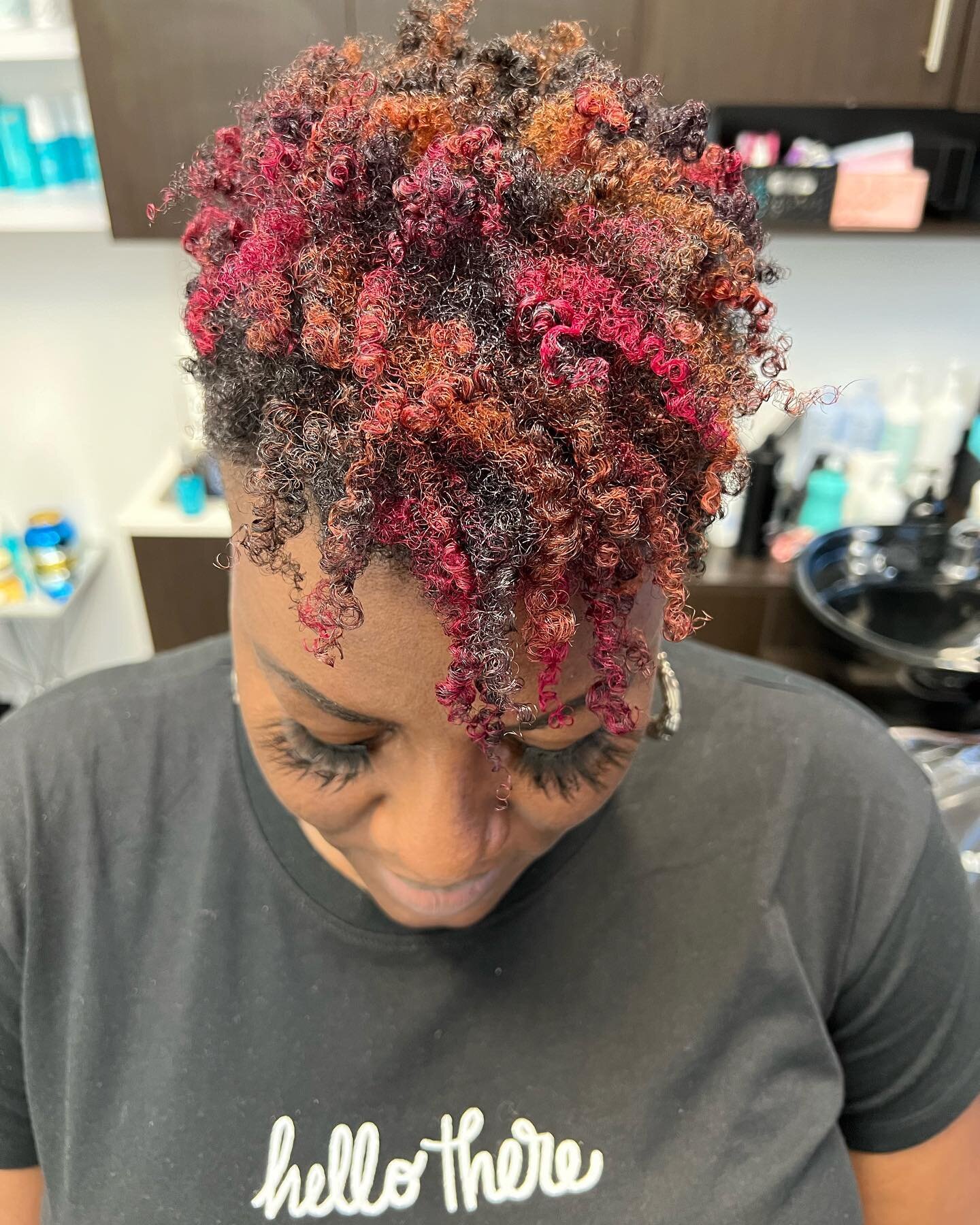 It&rsquo;s a beautiful thing when your authentic self and personal style live in a space of cohesion. #freshcutandcolor. 

&bull;
&bull;
&bull;
#hairstylist #tapergang #naturalhairdaily #naturallycurly #haircolor #rockinitnatural
#denversalon #5280 #