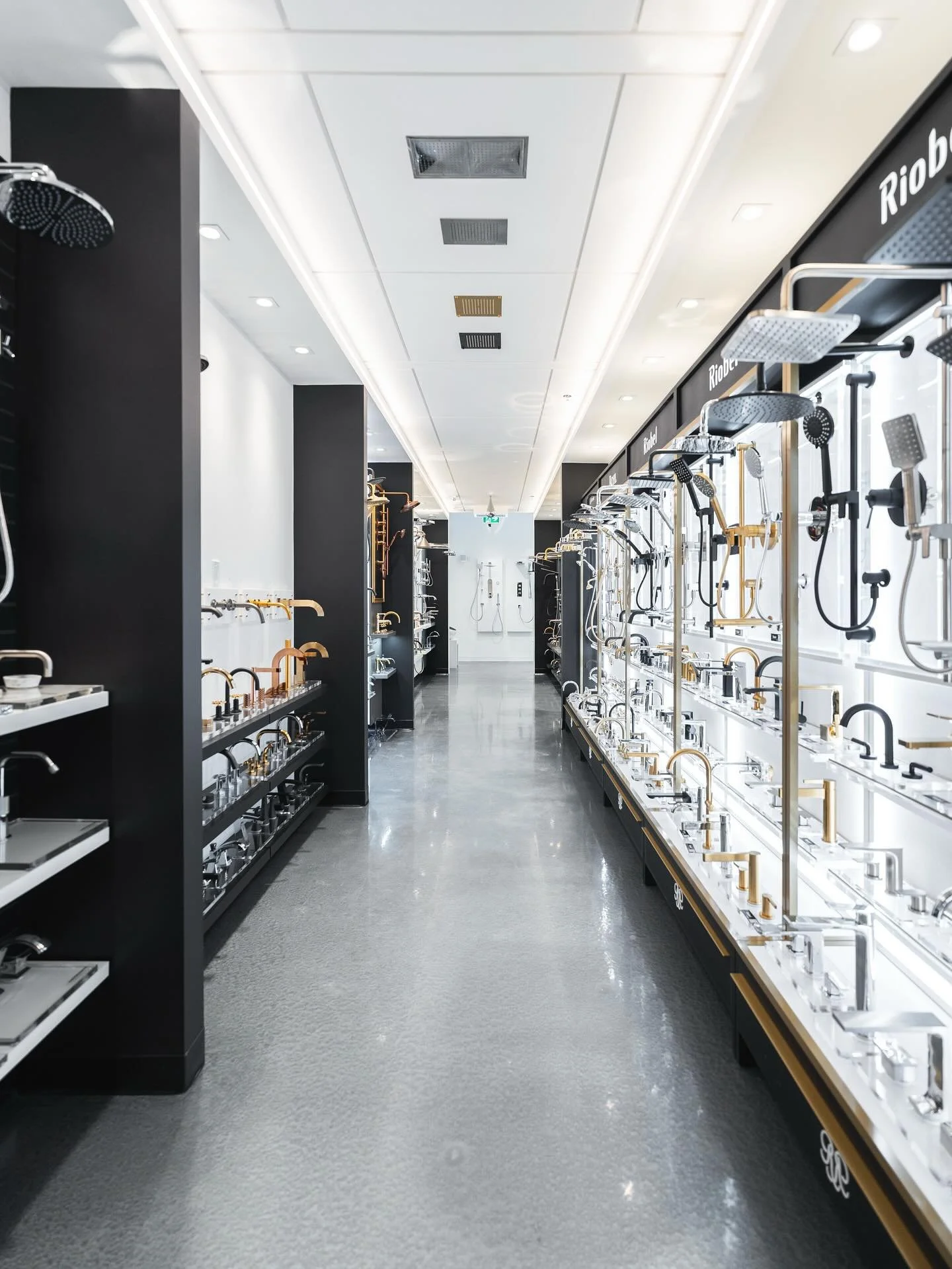 Highlighting one of our favorite 2023 projects today! 

We had the privilege of building the new showroom for Royal Flush Kitchen and Bath Boutique @royalflushboutique . This company&rsquo;s history runs deep as their family legacy began in Calgary i