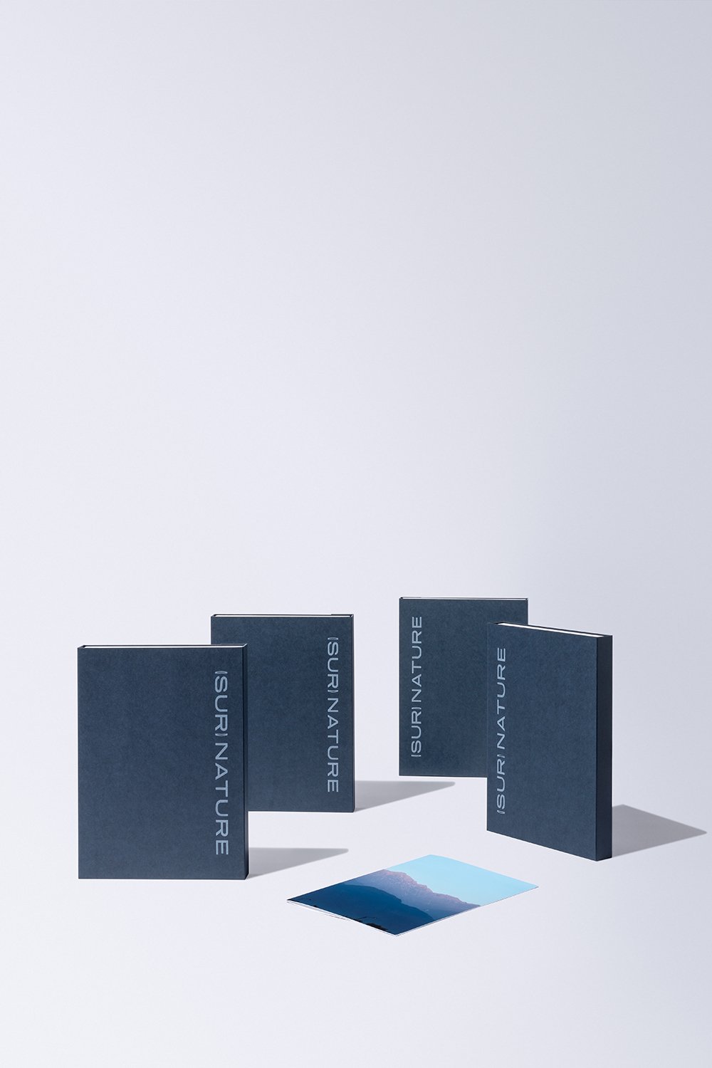 Quatre boîtes noires avec l'inscription "ISUR NATURE" et une carte avec une image de paysage.