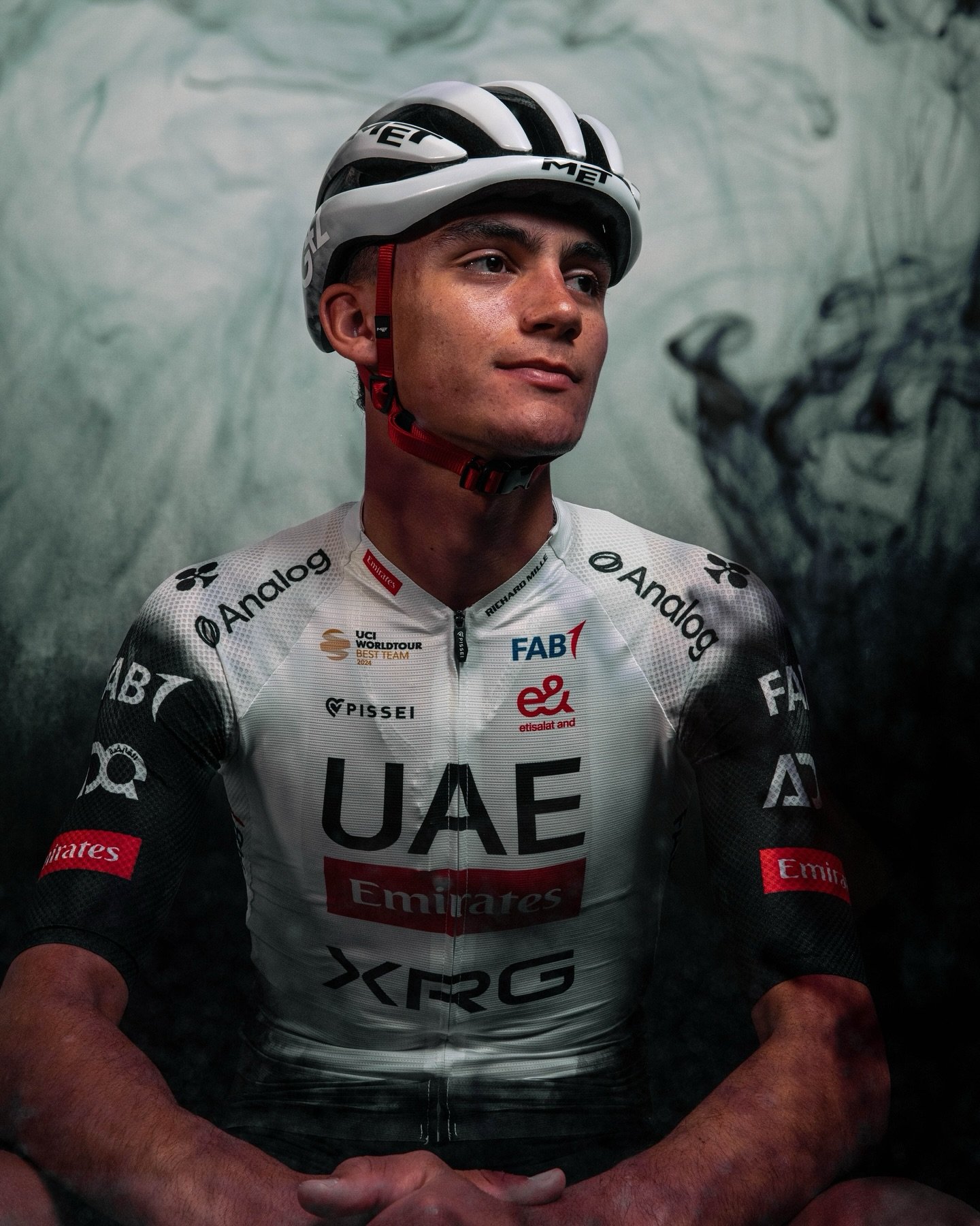 A zest of ink and water - @isaac_deltoro_romero1 

When in December we were playing with black ink, we should have done it with pink one. So cool to see Isaac fighting for the overall at the Giro, and to finally be able to share these shots.

Shot fo