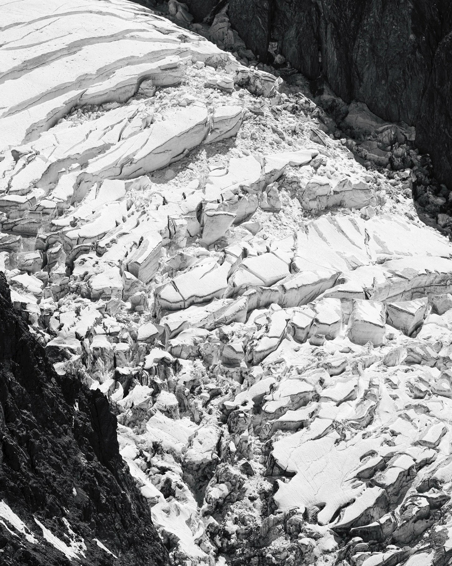 Run run run.

Such a good experience to have followed @giorgio.pulcini for 22 hours. Marathon du Mont Blanc is no joke, with its 90km and 6330m elevation.

Full article and pictures in the last issue of @skialper
Thanks to the partners @newbalancerun