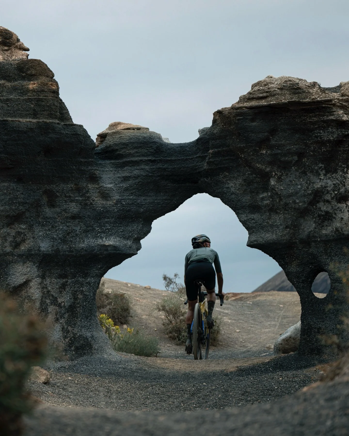 Thousands wonders in Lanzarote.
Shooting for the @met_helmets Wander collection. 

Riders: @_hey_there_dalila &amp; @a_mccormack 🔥

#gravelcyclist #gravelgrinding #gravelbike #gravelcycling #nikon