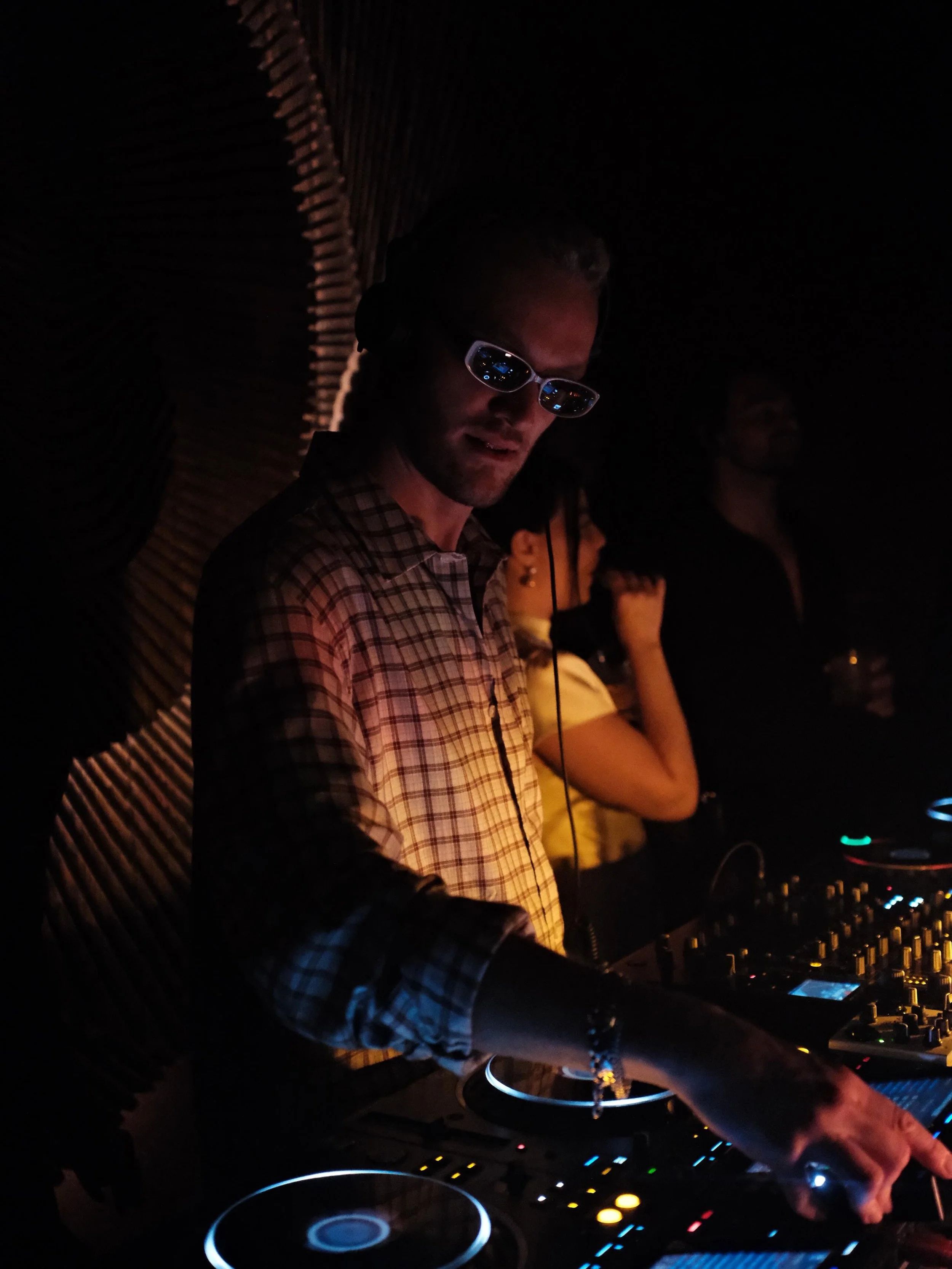 An unforgettable night in the Lounge with @maximeraki, brought to life in collaboration with @momentomarbella