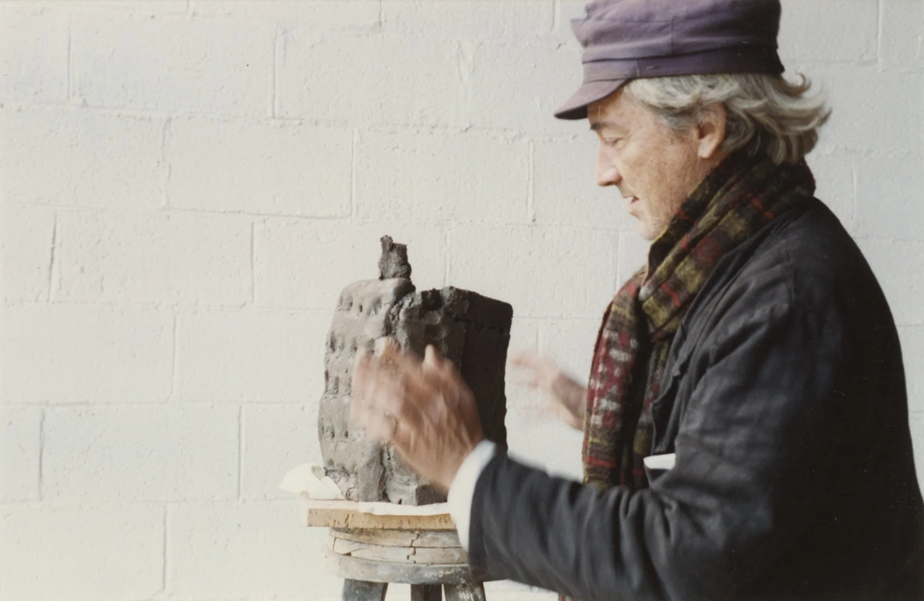 JBF-3-4-2.16.-Barry-Flanagan-making-clay-sculptures-in-the-studio-of-the-Llorens-Artigas-Foundation-between-1993---1996.-Photo-Gabriela-Salgado-FOG27-LR.jpg