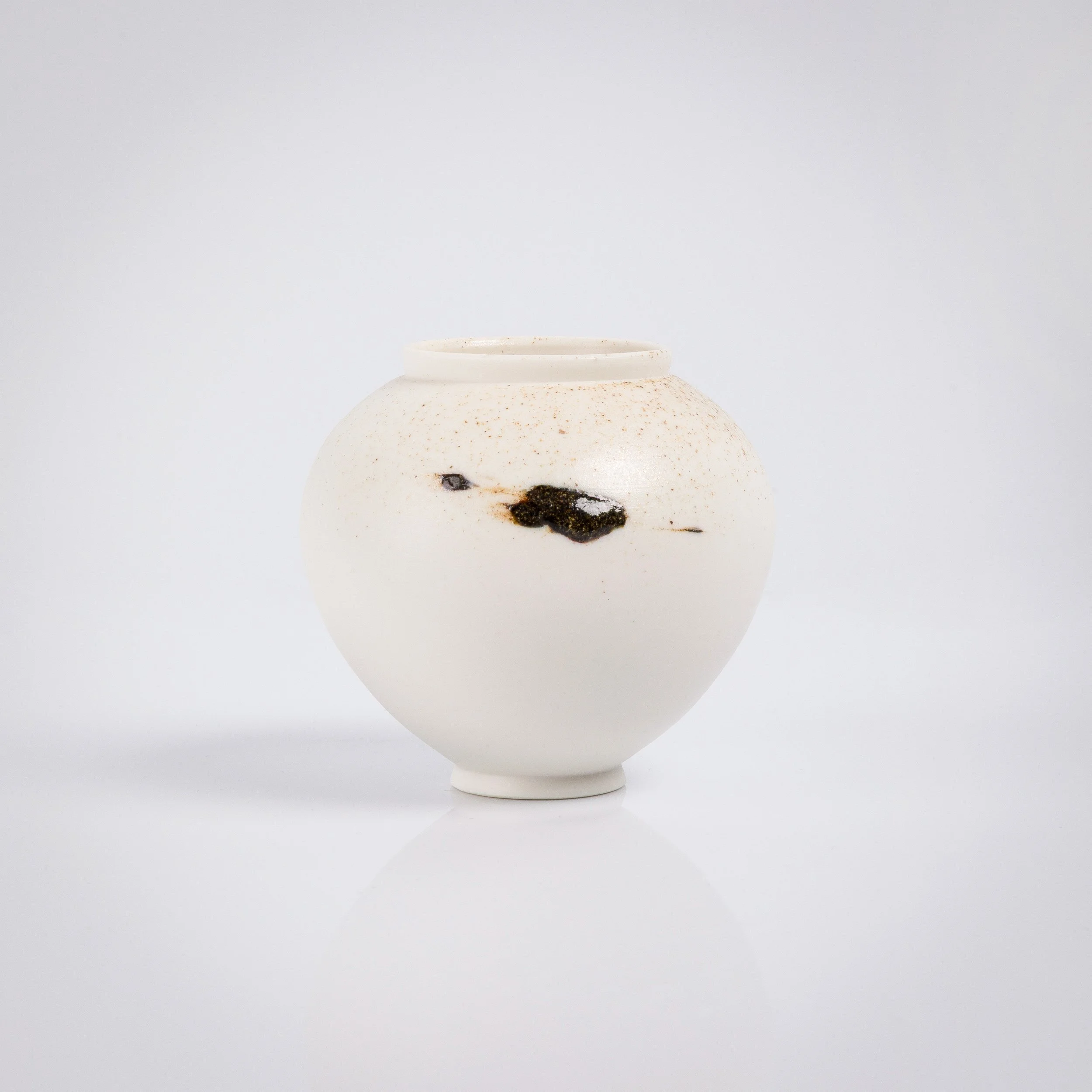 ....Adam Buick – Mini Moon Jar..Adam Buick – Jar Lleuad Mini....