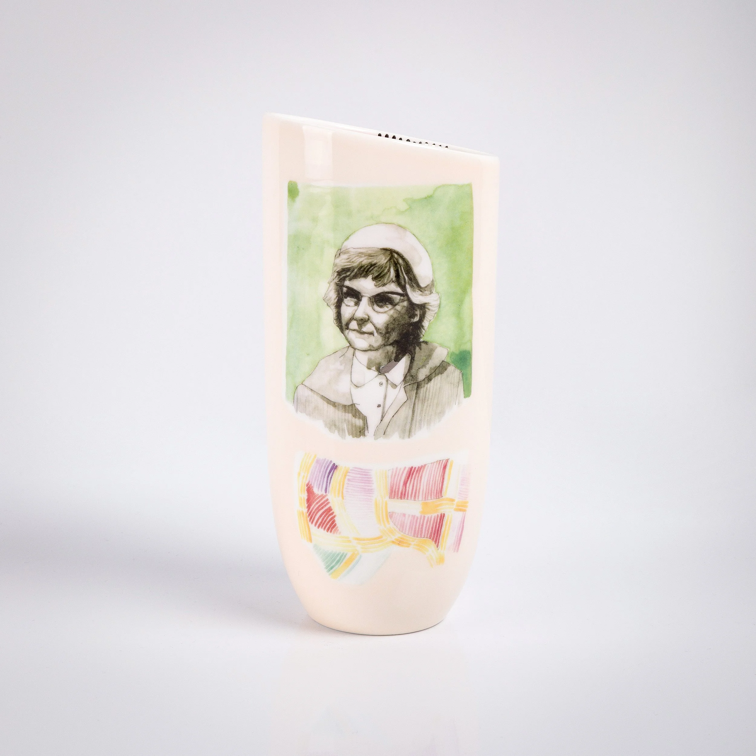 ....Lowri Davies — Small Vase..Lowri Davies — Fâs bach....