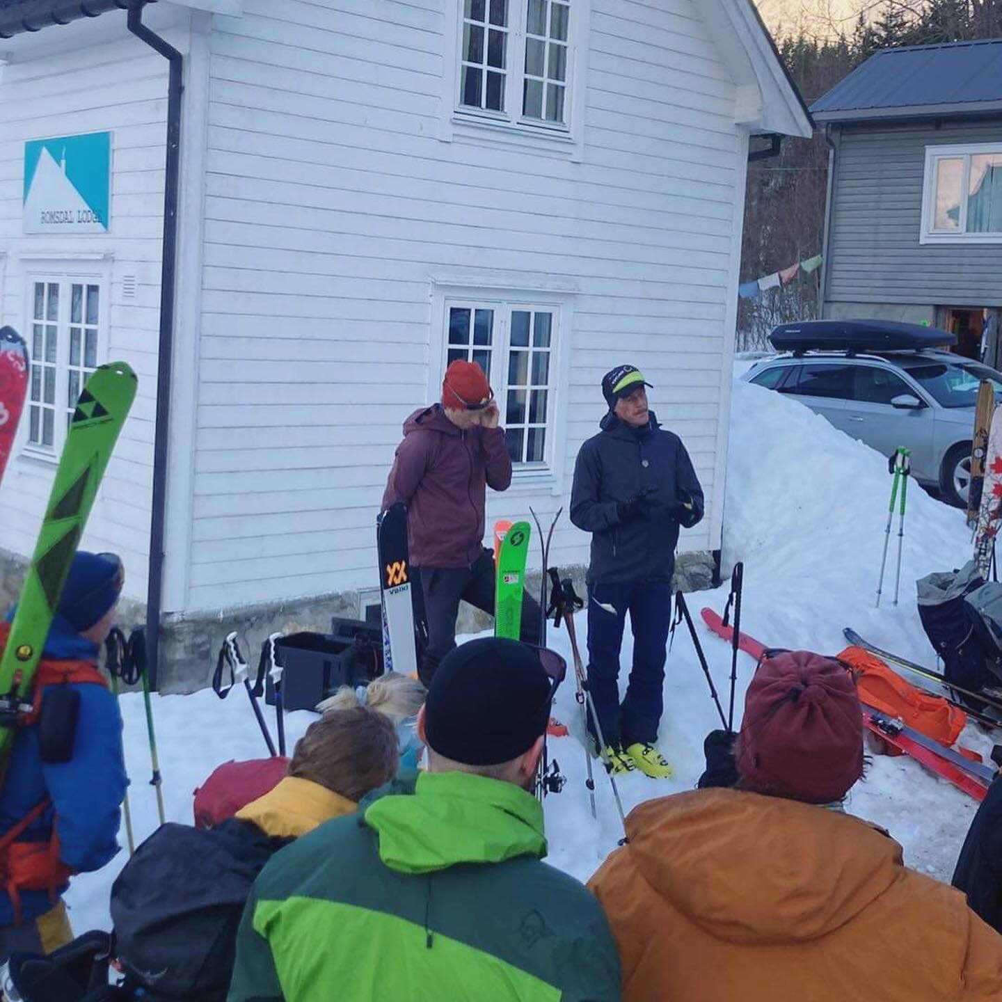 Give yourself and your friends or collueges some fresh air, some really good skiing and the best view this winter. 

#romsdallodge #skiing #team  #businesstrip #skiinskiout #ifmgaguide #skinorway #t&oslash;mmerhusetp&aring;gr&oslash;tta #guideromsdal