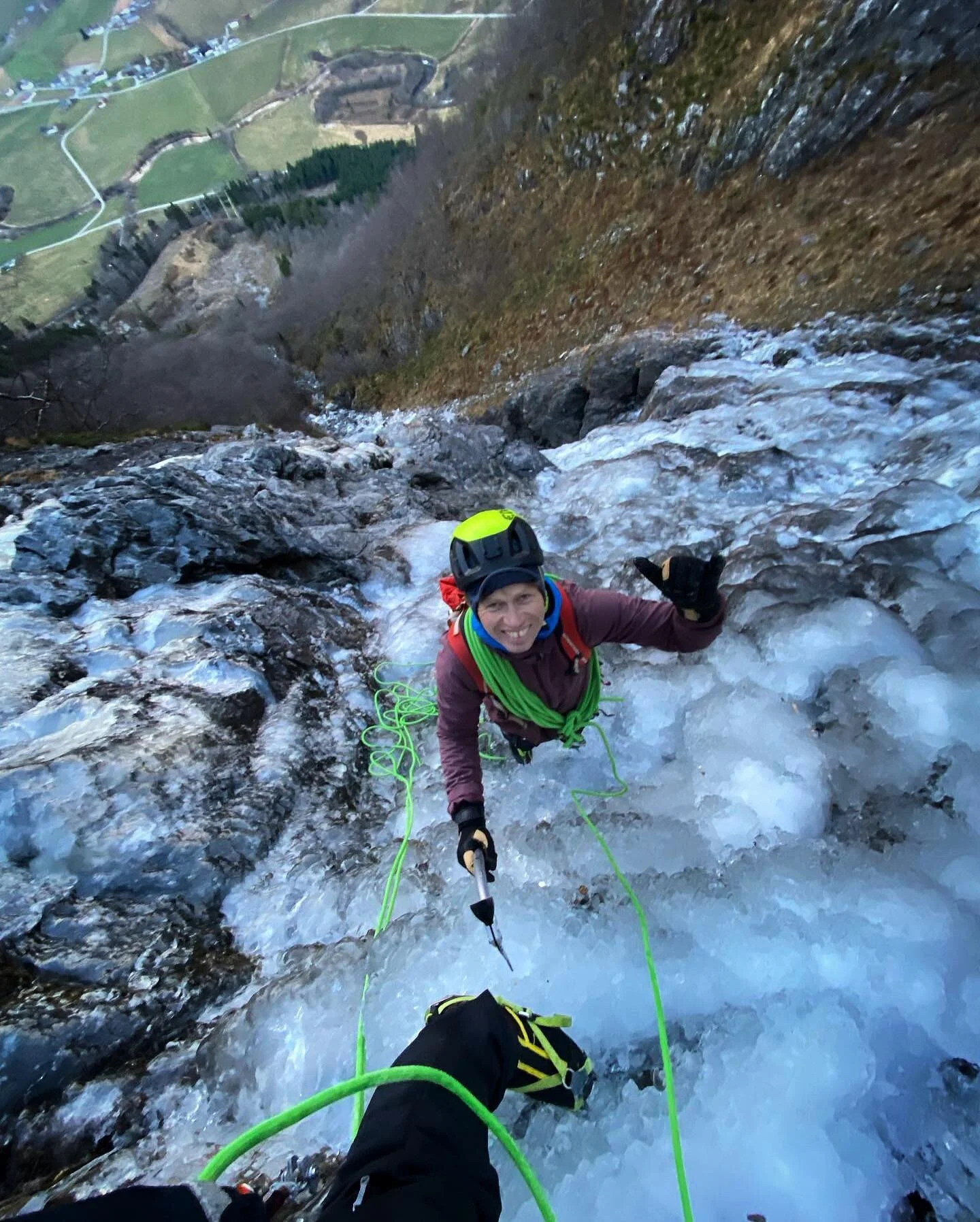 V&aring;re faste guider @davidlindgrenguide &amp; @kruseguide har startet &rdquo;is&rdquo;klatresesongen. Vi har n&aring; satt opp alle kurs for kommende sesong, og guider gjerne p&aring; en lengre foss hvis tilfelle bys. 
👉Link i bio. 👉10% hvit fr