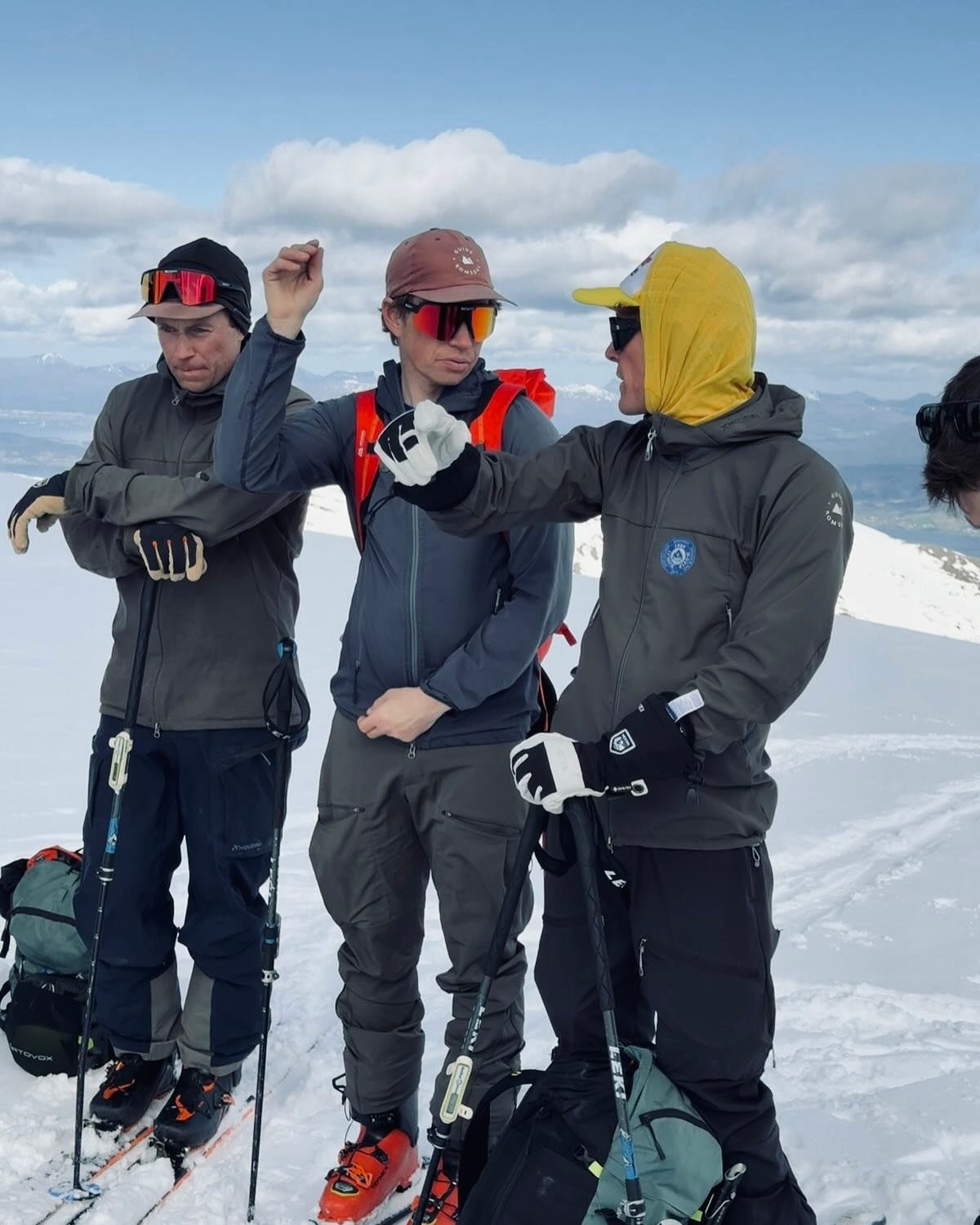 Straks p&aring; veg inn i mai, og p&aring; sin plass med en april-appreciation-post! 

Gjestegjensynsglede, nye bekjentskaper, storfamilievennegjeng fra 🇩🇰, tusenvis av h&oslash;ydemeter, rigging og sn&oslash;vurderinger til rando world-cup, impone