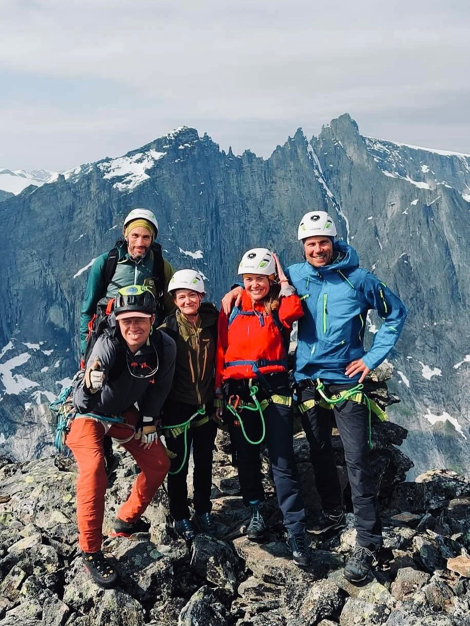 Hver juni ; ekte gjensynsglede med Romsdalshorn (1550 moh)!
Stillheten langs normalvegen, råskapen i Nordveggen, Hornskaret med utsikt rett inn i Trollveggen, issoleiehavet nedenfor den gule flekken, harerugen på fjerde standplass, brus
