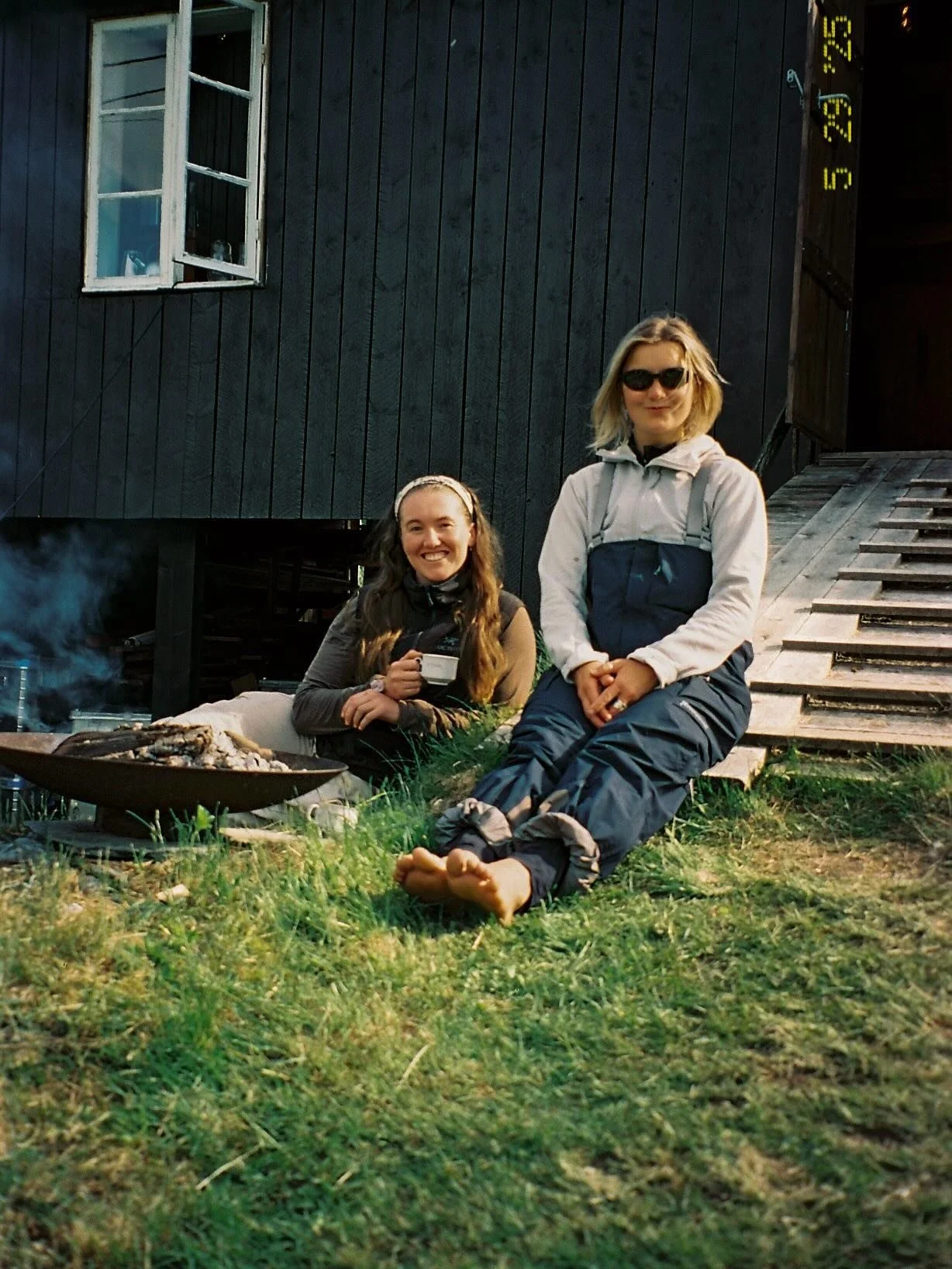 Aaah-ugust altså. Blågrå fjell, fortsatt sommer - men litt høst i tankene. Vi ser litt bakover og framover samtidig, og jubler over at @matheafennefoss har framkalt sin 35 mm filmrull fra årets Romsdalsakademi.
Lengte
