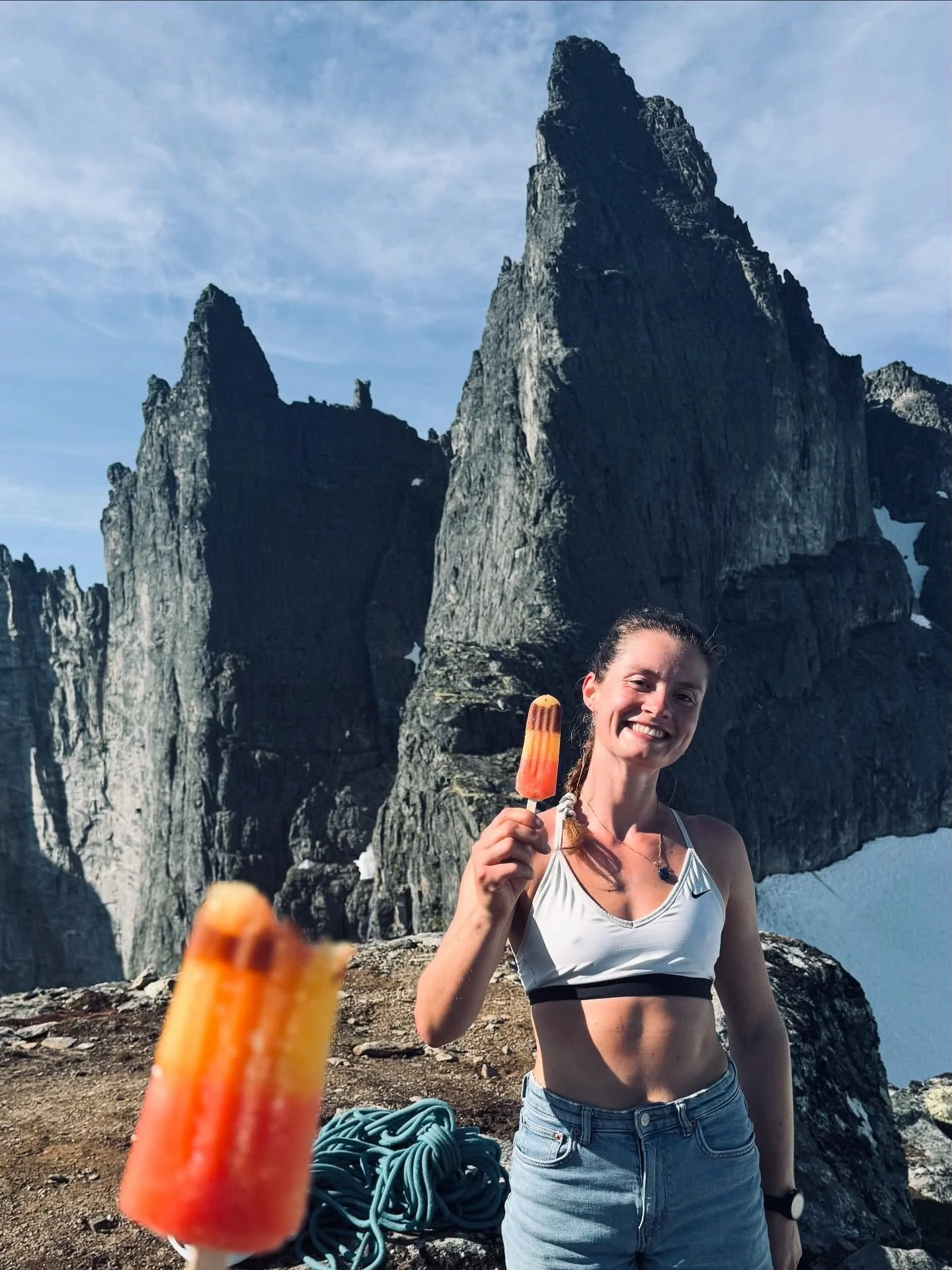 Romsdalsjuli altså-altså! Hva skal vi kalle deg? Nordens Italia? Over all forventning? Den siste is-tid? Tidenes sommer?
Vi oppsummerer sommermåneden med stor S med tusenvis av høydemeter, finværsrekord, badende og lyk