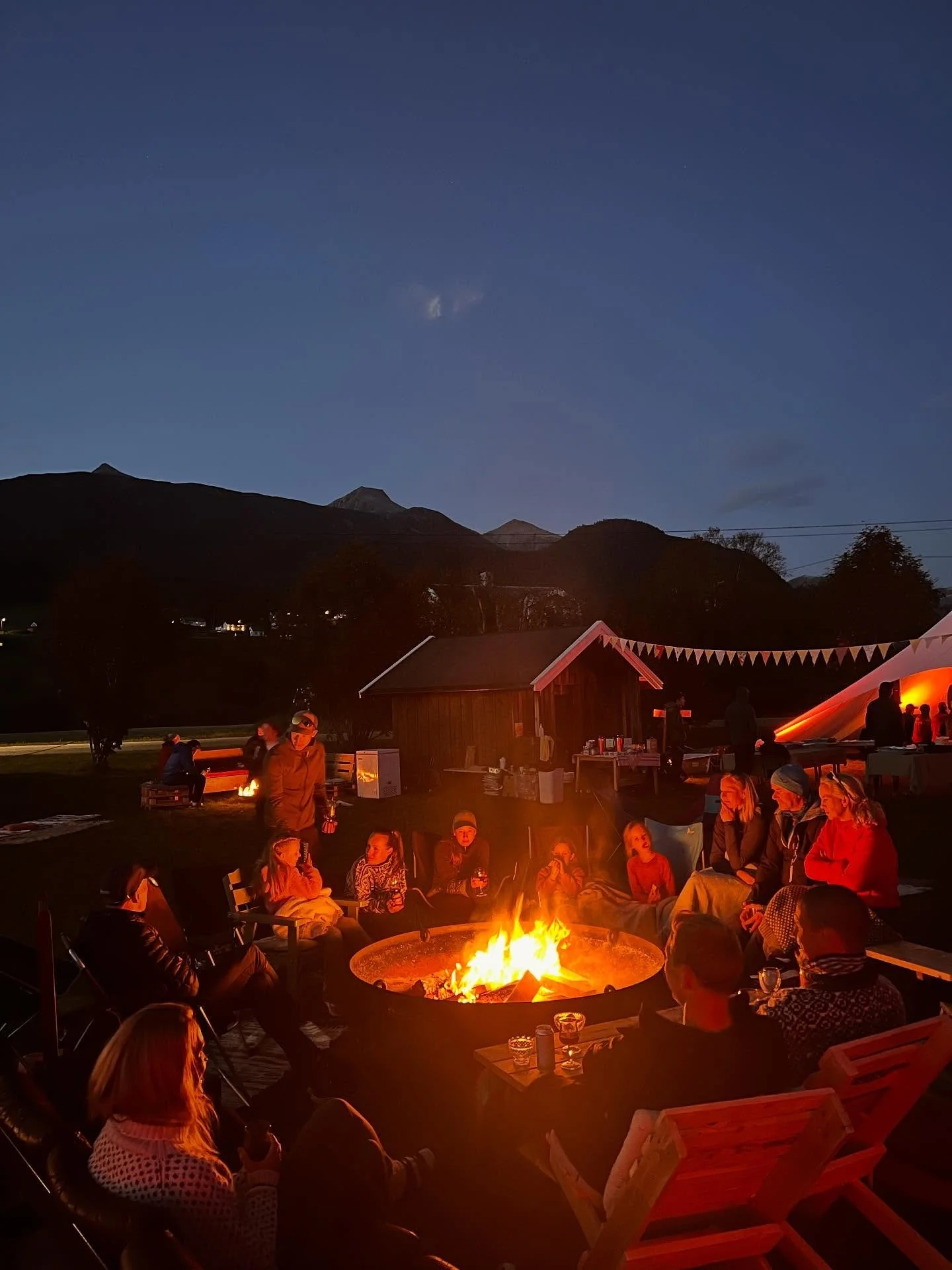 Roligere oktobertempo og insisterende regn på Lodgen ☕️🍁
Tid til å gjenkjenne gleden i et stort gjestesmil på Romsdalshorn, konstatere at vi var heldige med været på stort arrangement, være veldig fornøyde