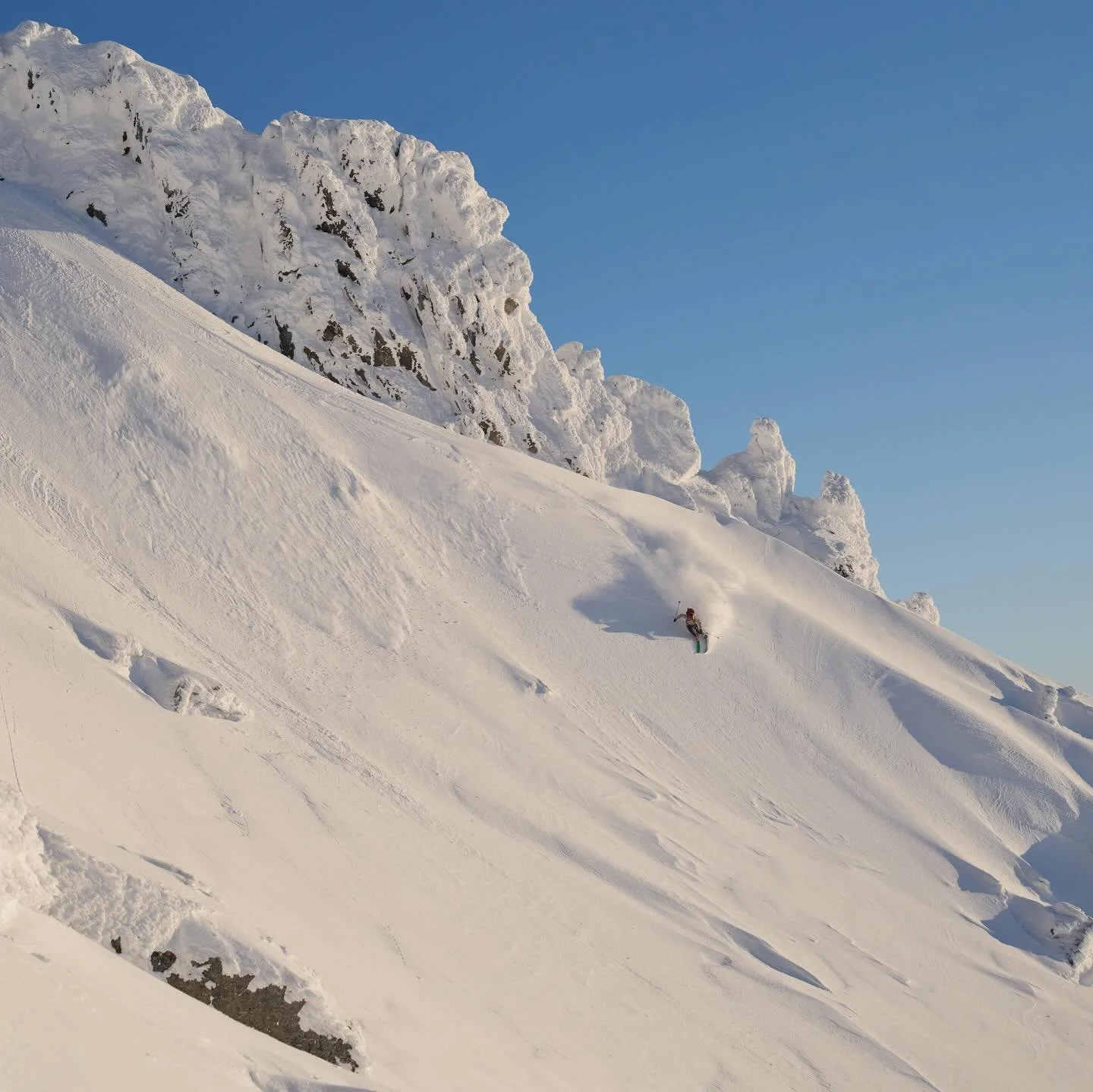 Vinterplaner, Romsdalsstyle ❄️

&Aring;h, n&aring; gleder vi oss til &aring; fylle husa med skifolk, fjella med skispor, fjeset med smilerynker, langbordet med god mat,  l&aring;ven med dunjakkekledde gjester og den vedfyrte badstua med st&oslash;le 