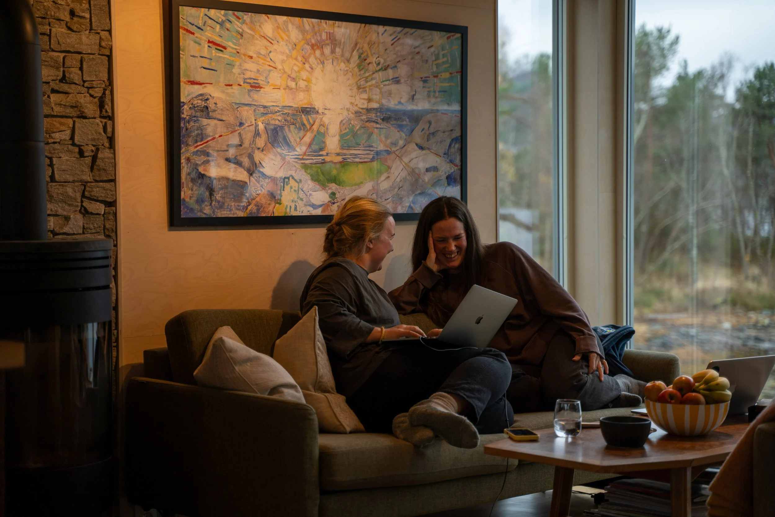 Gjengen under en felles kontorøkt på Bolsøya utenfor Molde.