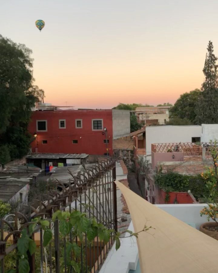 7 AM | San Miguel de Allende. Are you an early riser? I am and I stumbled on this great view. *Sound on* I wake up before the Mexico rooster makes his calls 🤣
*
*
*
*
#sanmigueldeallende #visitmexico #views #peaceful #explore #travelcurators #travel