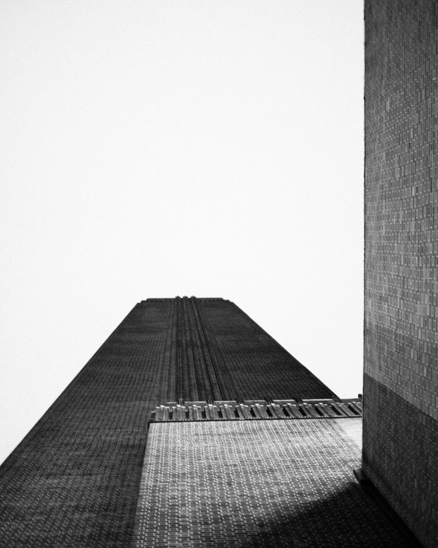 Tate Modern, London 🇬🇧
#london #tatemodern #blackandwhitephotography #nikon #architecture #londonarchitecture #museum #photography