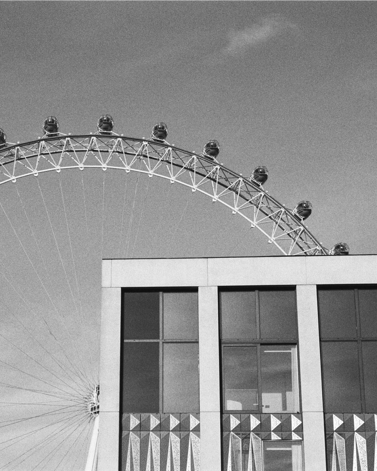 London Waterloo - Ilford HP5 +1
#ilfordhp5 #ilford #blackandwhitephotography #architecture #london #nikonfm2 #nikon50mm #analoguephotography #filmphotography #cityskape #waterloo #londonwaterloo #loveblackandwhite