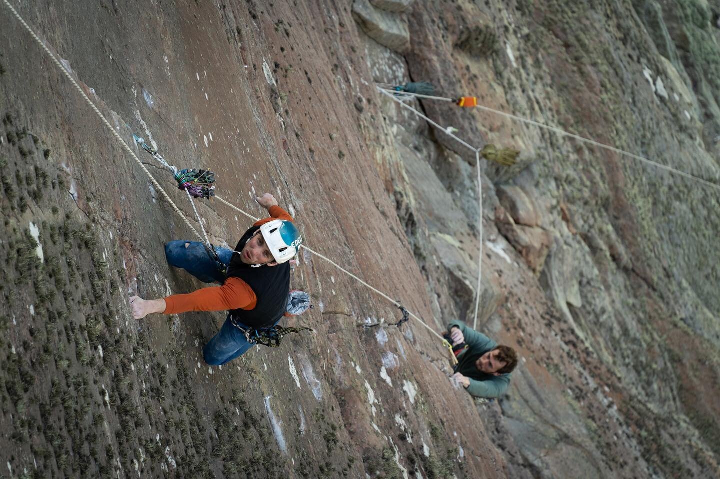 It’s rare you see a picture like this shown… this is how we worked the crux 8b / 5.13d pitch of “Longhope Direct” 🧗‍♂️ 
As you can see, me and Alex are both climbing at the same time without belayers. If you watch my Yo