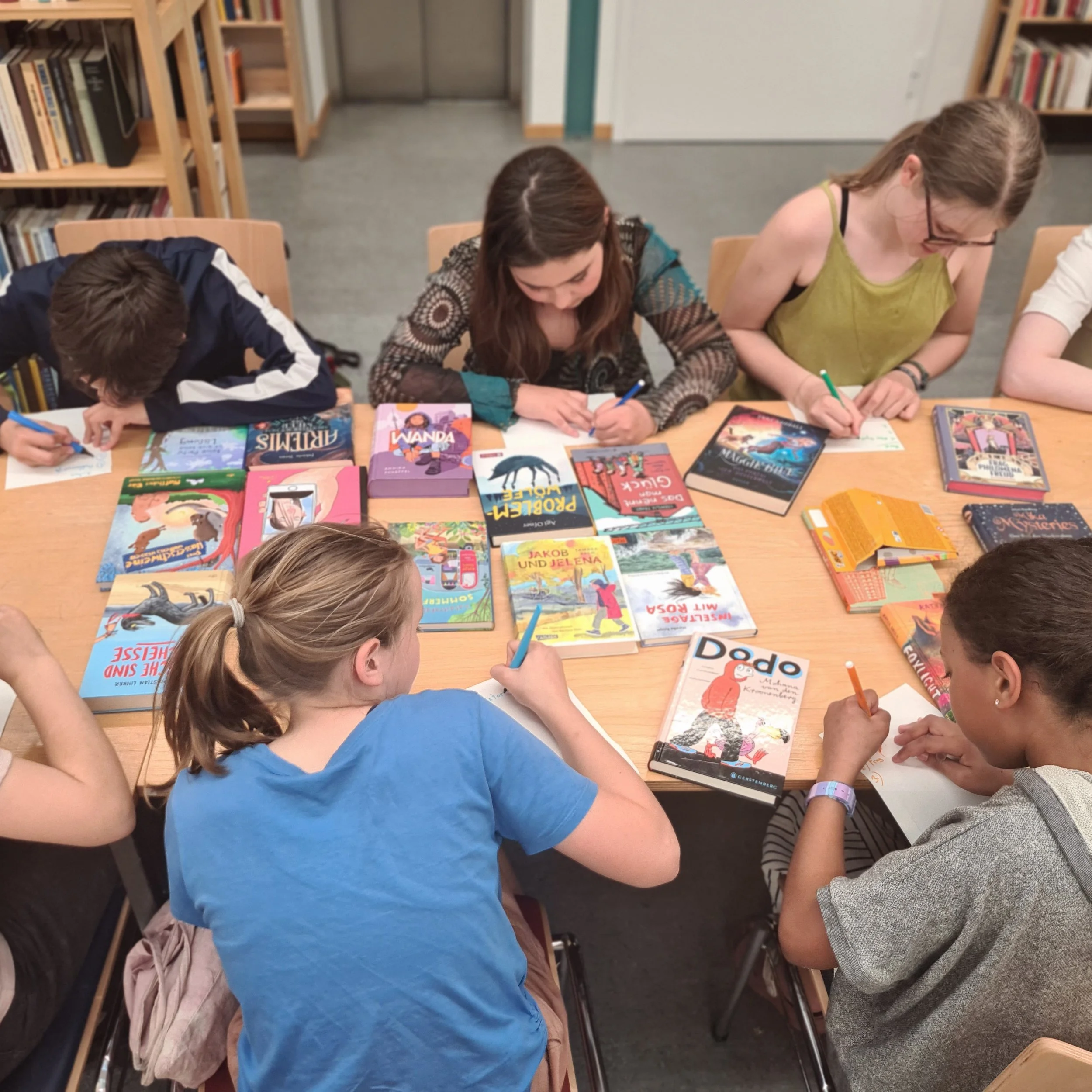 Am 6. Mai haben sich unsere Lesegruppen getroffen und bei einer spannenden Jurysitzung ihre Preisb&uuml;cher 2026 ausgew&auml;hlt!

Stay tuned...bald verk&uuml;nden wir die Preistr&auml;ger*innen!

Wir danken allen Verlagen, die uns mit Leseexemplare