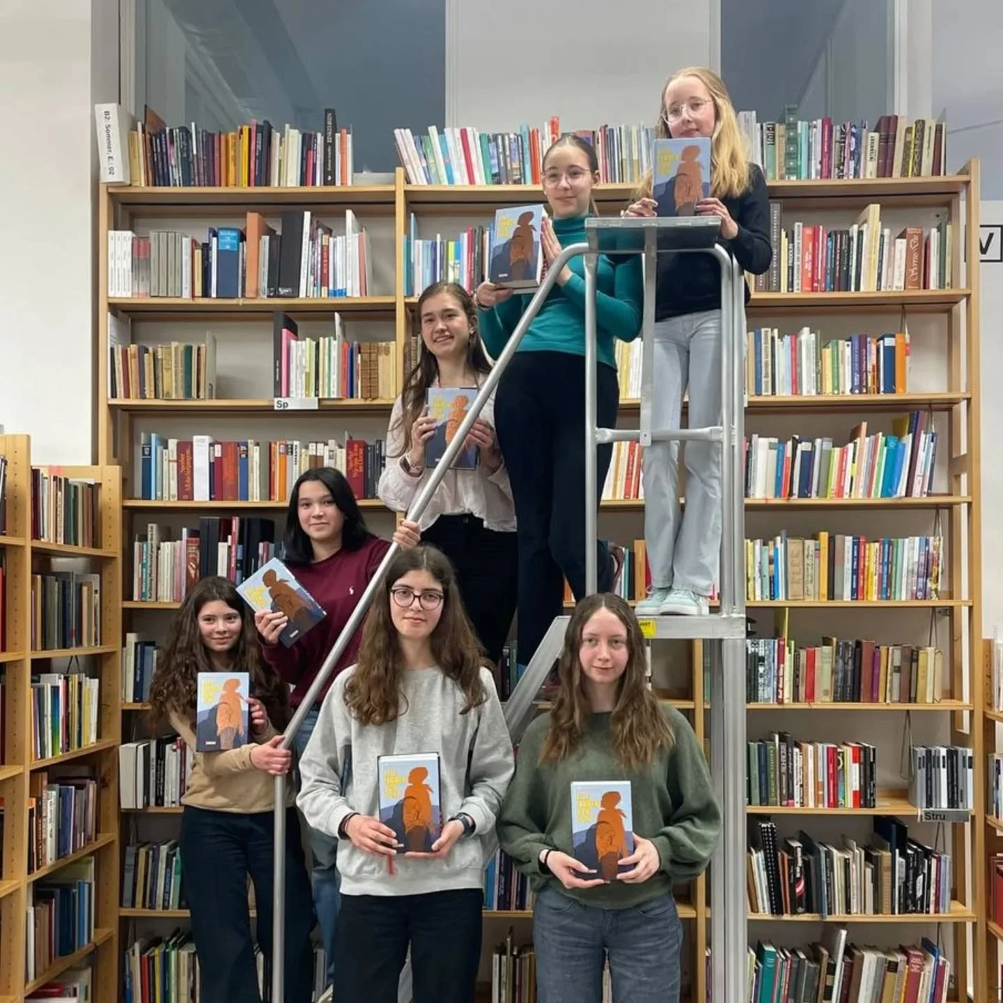 📚🧡 Es war ein spannendes Lesejahr!
Die Jugendgruppe der Jury der jungen Leser*innen hat lange diskutiert und sich dieses Jahr daf&uuml;r entscheiden, zwei B&uuml;cher zu pr&auml;mieren. 👏 

🥁 Der Jugendbuchpreis der Jury der Jungen Leser*innen 20