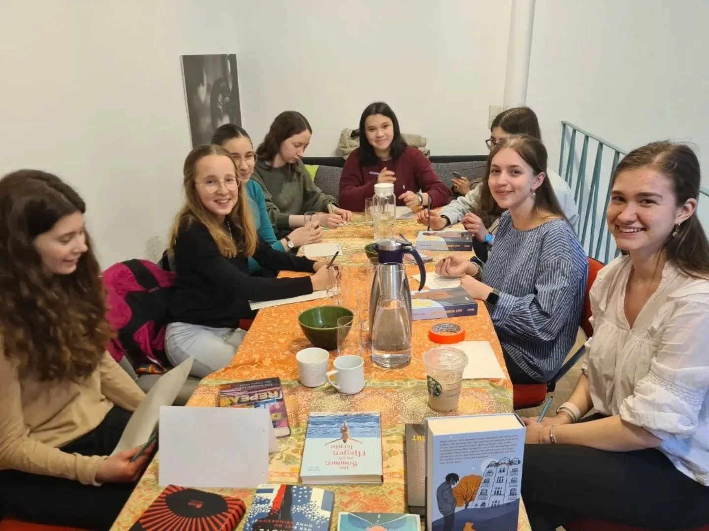 Habt ihr auch Lust, Teil der Jury der jungen Leser*innen zu werden? Am Mittwoch, den 17.9.2025, starten wir mit einem Schnupper- und Info-Nachmittag!

Wir plaudern gemeinsam &uuml;ber unsere liebsten B&uuml;cher, durchforsten Verlagskataloge nach int