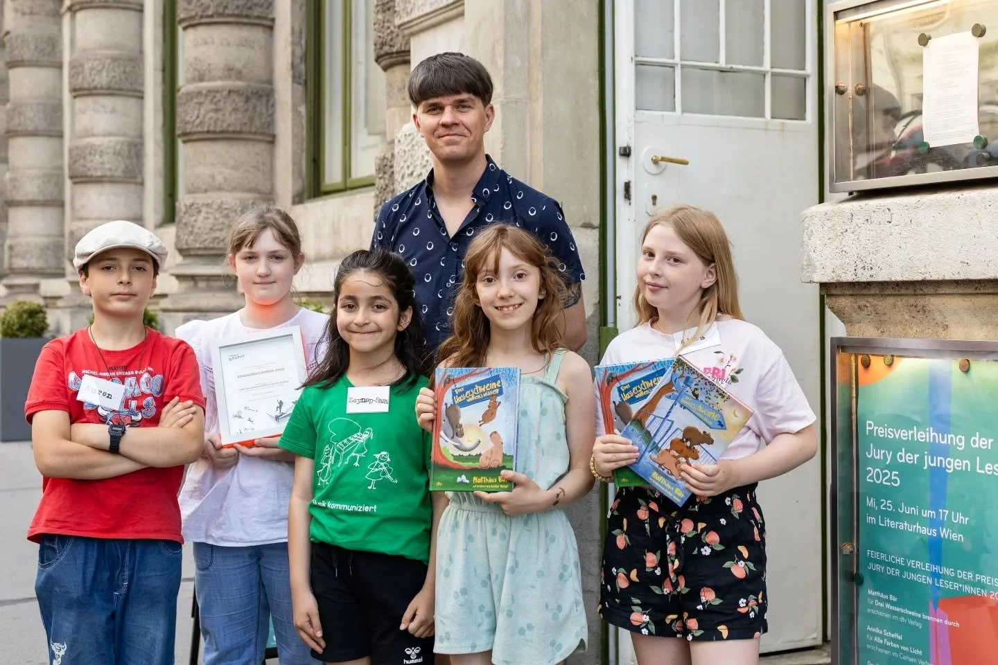 Und hier, Teil 2 unserer Foto-Doku der Preisverleihung im @literaturhaus_wien!

Es gab, wie jedes Jahr, ein Themenbuffet inspiriert von den Preisb&uuml;chern, viel Raum f&uuml;r Austausch und ein sehr interessiertes Publikum!

1. Unsere Kinderbuch-Ju