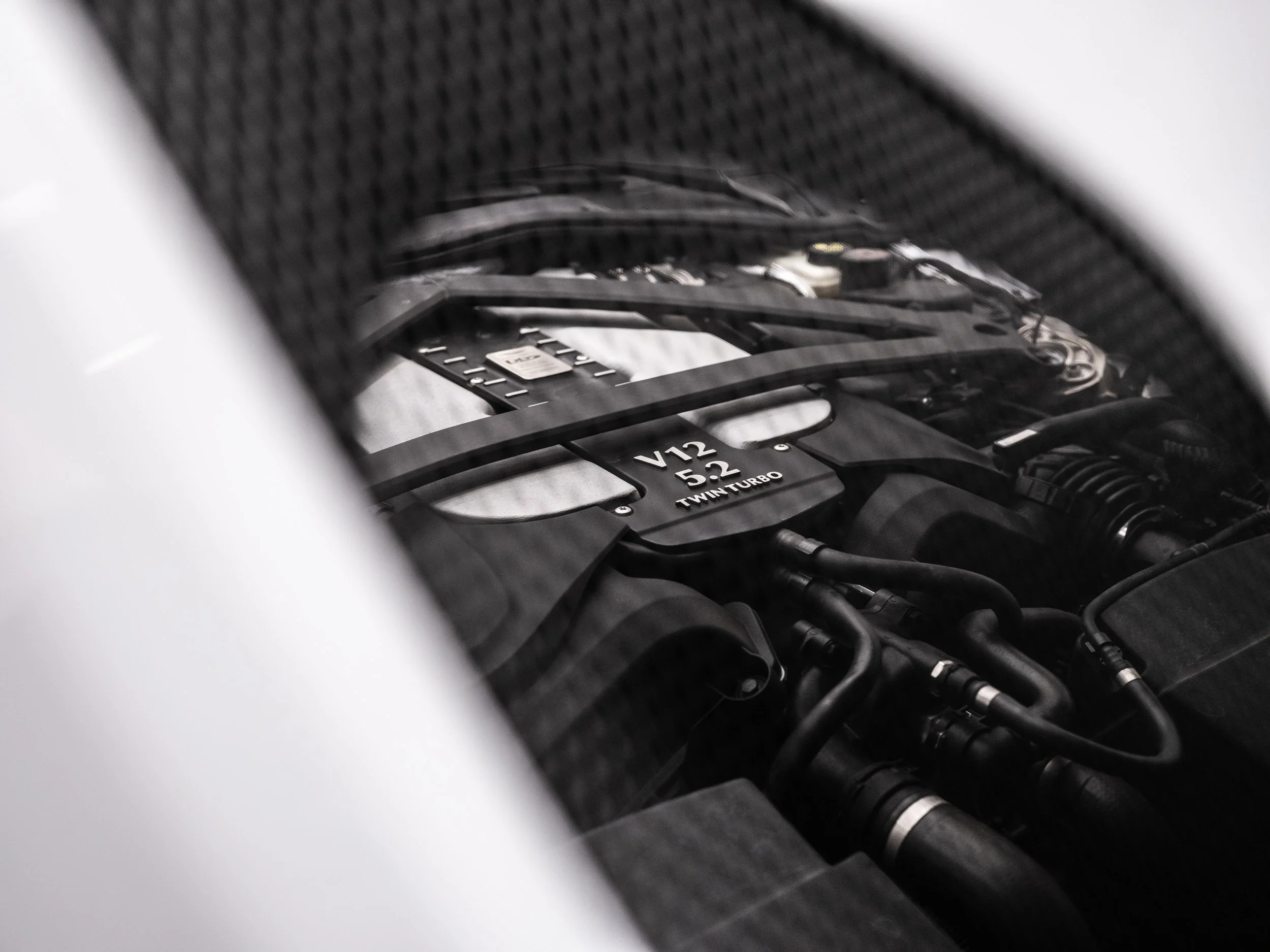 ASTON MARTIN DBS-2.jpg