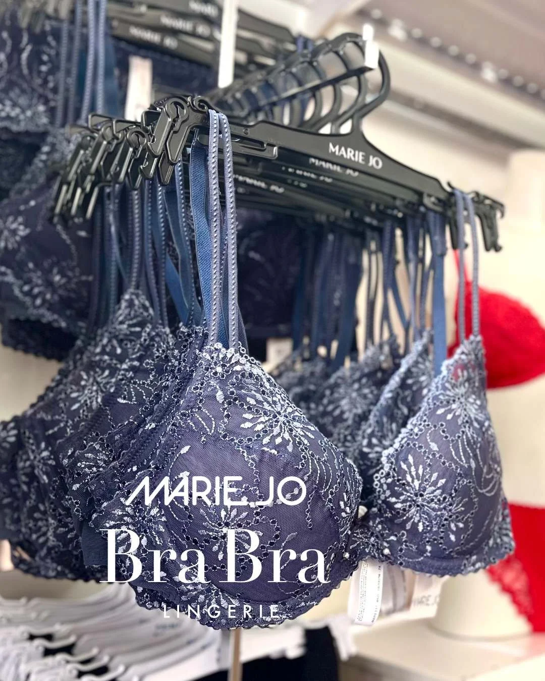 Marie Jo Jane, irrotettavilla push-up -toppauksilla - eli kaksi liiviä yhdessä - s'il vous plaît! 😻
Tämä tuttu tyyli on nyt odottamassa sinua uudessa värissä, joka kannattaa tulla toteamaan livenä tä&au