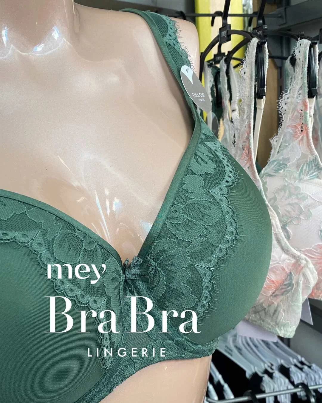 💚 Suloisia sävyjä ja ihanaa tukea jokaiseen päivään Mey-merkiltä!
Kokovihreän liivin kuppiosa on ihanan ilmavaa ja hengittävää spacer-materiaalia.
🤍🌸 Vaaleamman, kukkakuvioisen liivin Smart Foam