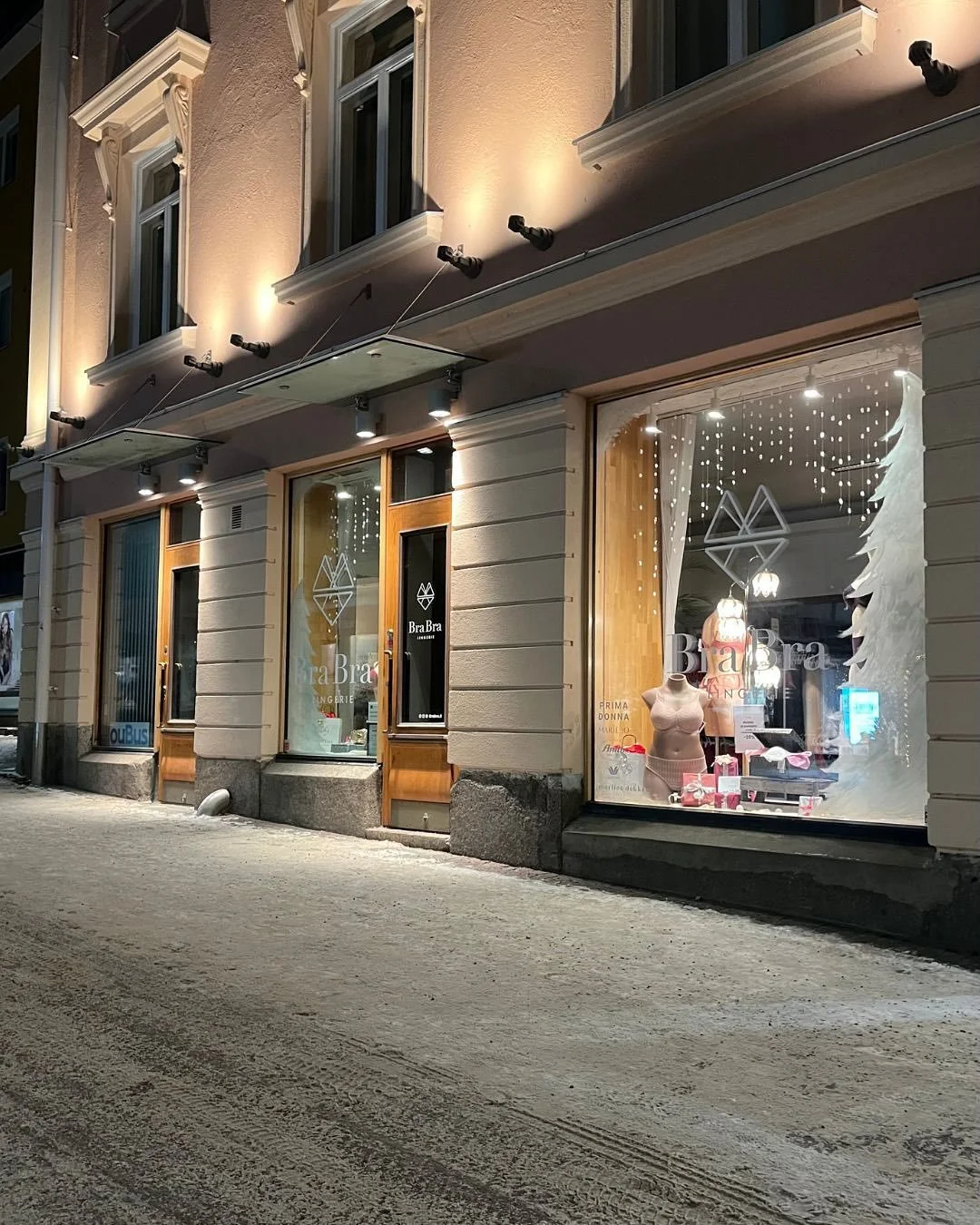 🌟 Alusasuliike BraBra:n joulun 2025 n&auml;yteikkunat ovat suunnitelleet oululaisen Laanilan lukion yhdeks&auml;n kuvataiteen opiskelijaa. Ikkunat rakennettiin kurssin p&auml;&auml;tt&ouml;p&auml;iv&auml;n&auml;. 

🌟 &rdquo;Oppilaitosten ja yrityst