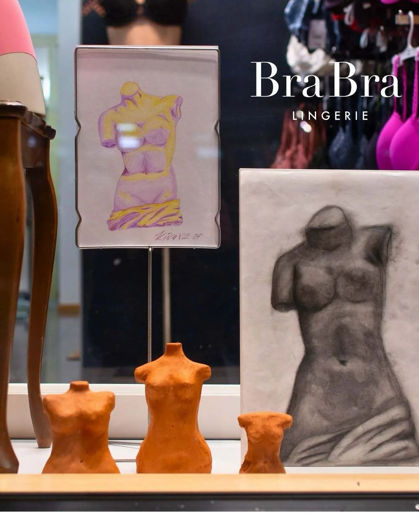 🟪 Meill&auml; on nyt kaupassa ihana popup-taiden&auml;yttely, jolla juhlistamme Oulun Euroopan kulttuurikaupunki 2026 -juhlavuoden alkua! 🤩

🟪 N&auml;yttelyn teokset ovat Laanilan koulun 8. luokan opiskelijoiden t&ouml;it&auml;. Aloitimme projekti