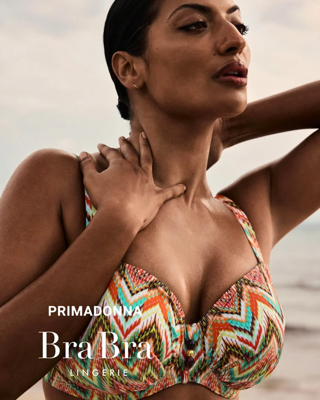 Kukapa ei rakastaisi ikonista missoni-kuosia?! 🔰💛

T&auml;ss&auml; PrimaDonnan upeassa bikinisetiss&auml; on toppaamaton kokokuppinen yl&auml;osa ja korkean housumallin voi viritt&auml;&auml; mieleisekseen sivussa olevien ny&ouml;rien ansiosta. 

K