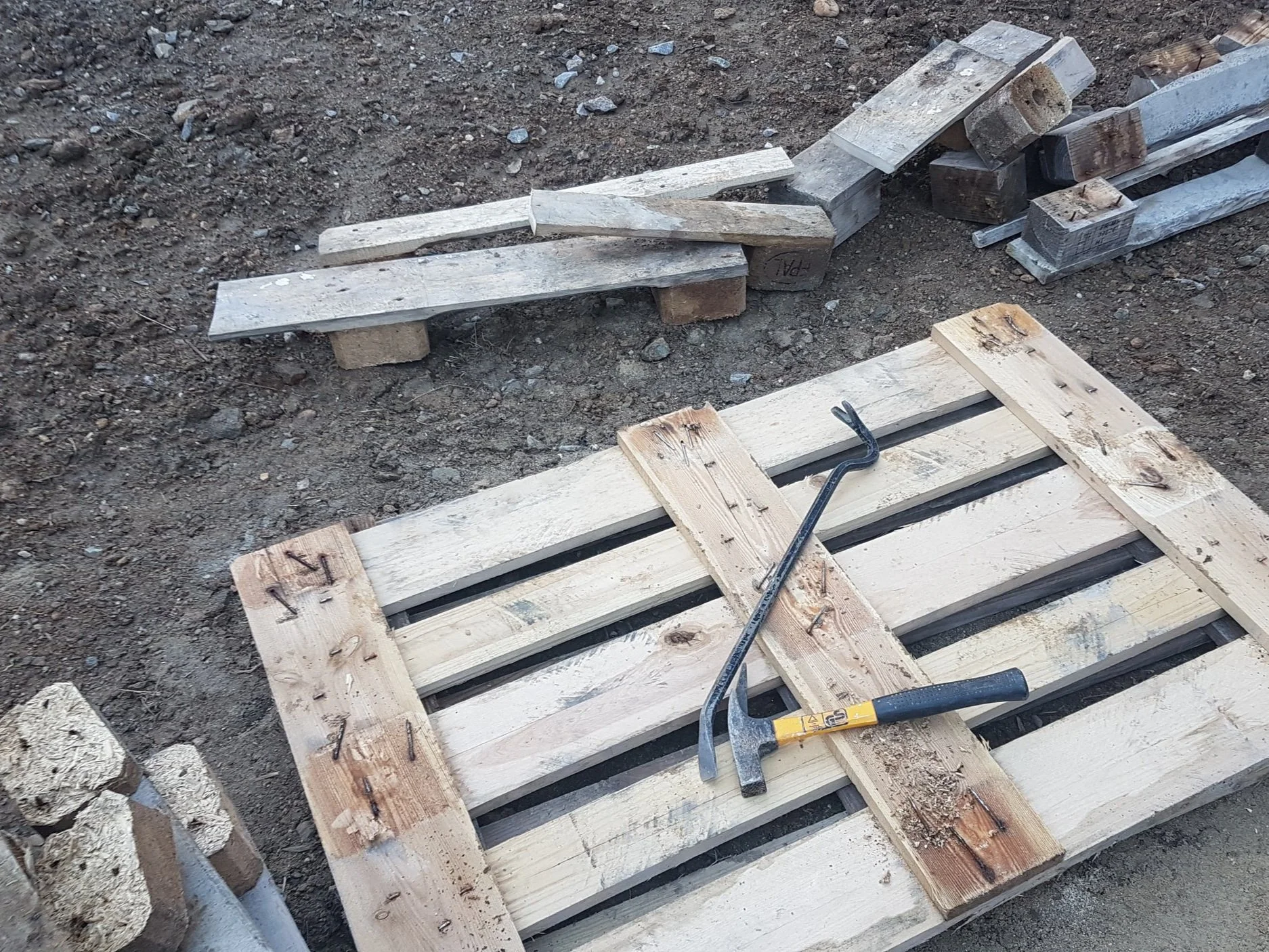 Hochbeet aus Paletten selber bauen