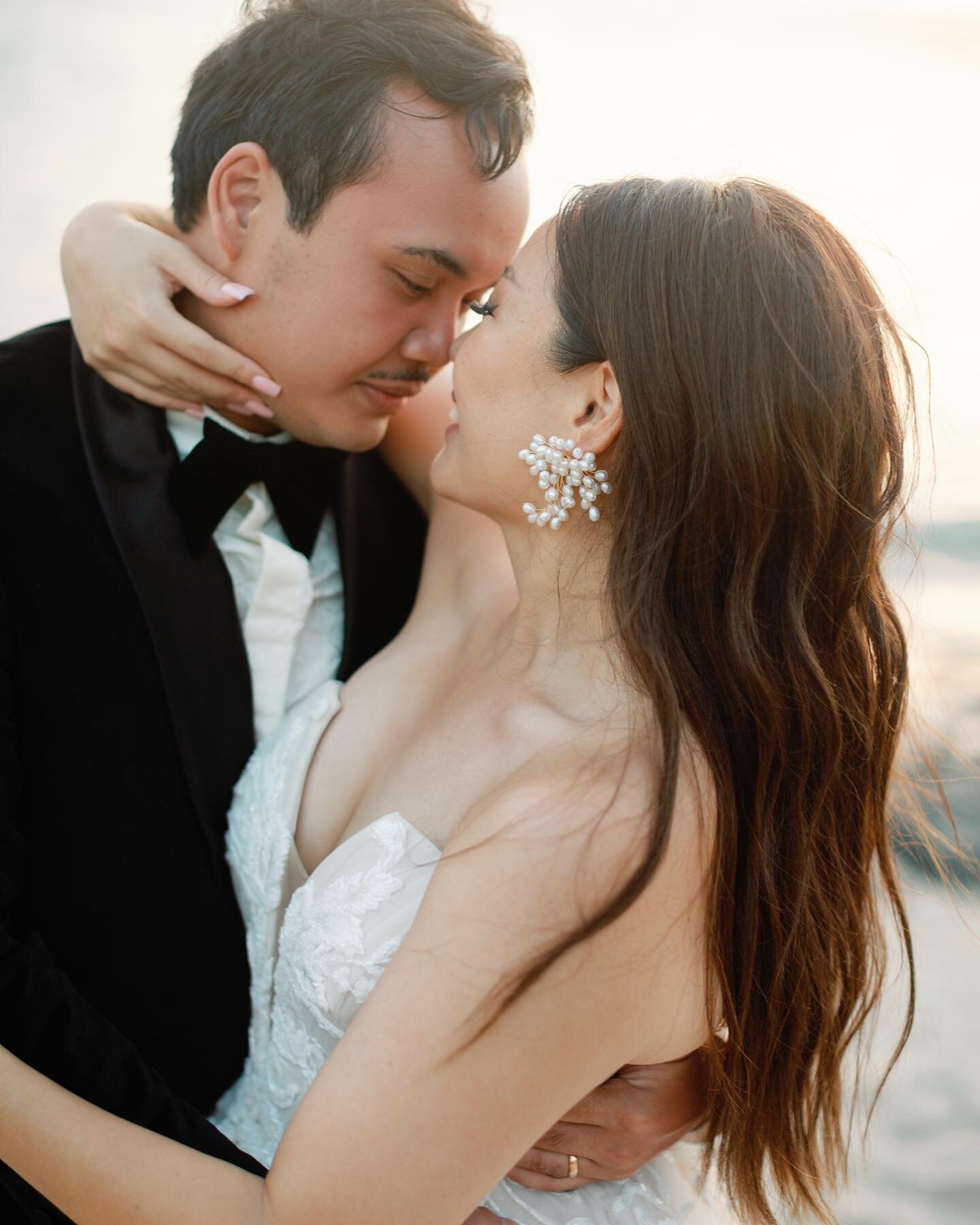 Over here wishing we could go back to this gorgeous day ✨

Coordinator: @blissinbloom 
DJ/MC: @hawaiisav 
Musician: @weldon_kekauoha 
Flowers: @flowersbyheidi 
Decor: @bigislandtents 
Planner/Coordinator: @blissinbloom 
Hair + Makeup: @indigograceart