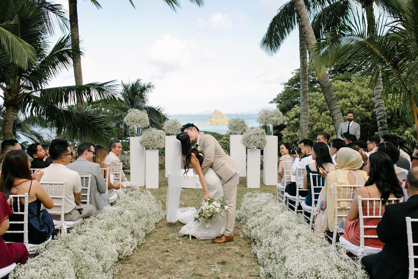 We think that every wedding should have an epic dip and an even more epic groom performance 🤩 

Photography: @ariastudios
Coordination: @forever_amour_events
Venue: @kualoaranchweddings
Rentals: @accelrentals @alohaartisans
@ambientrentals
DJ: @djtr