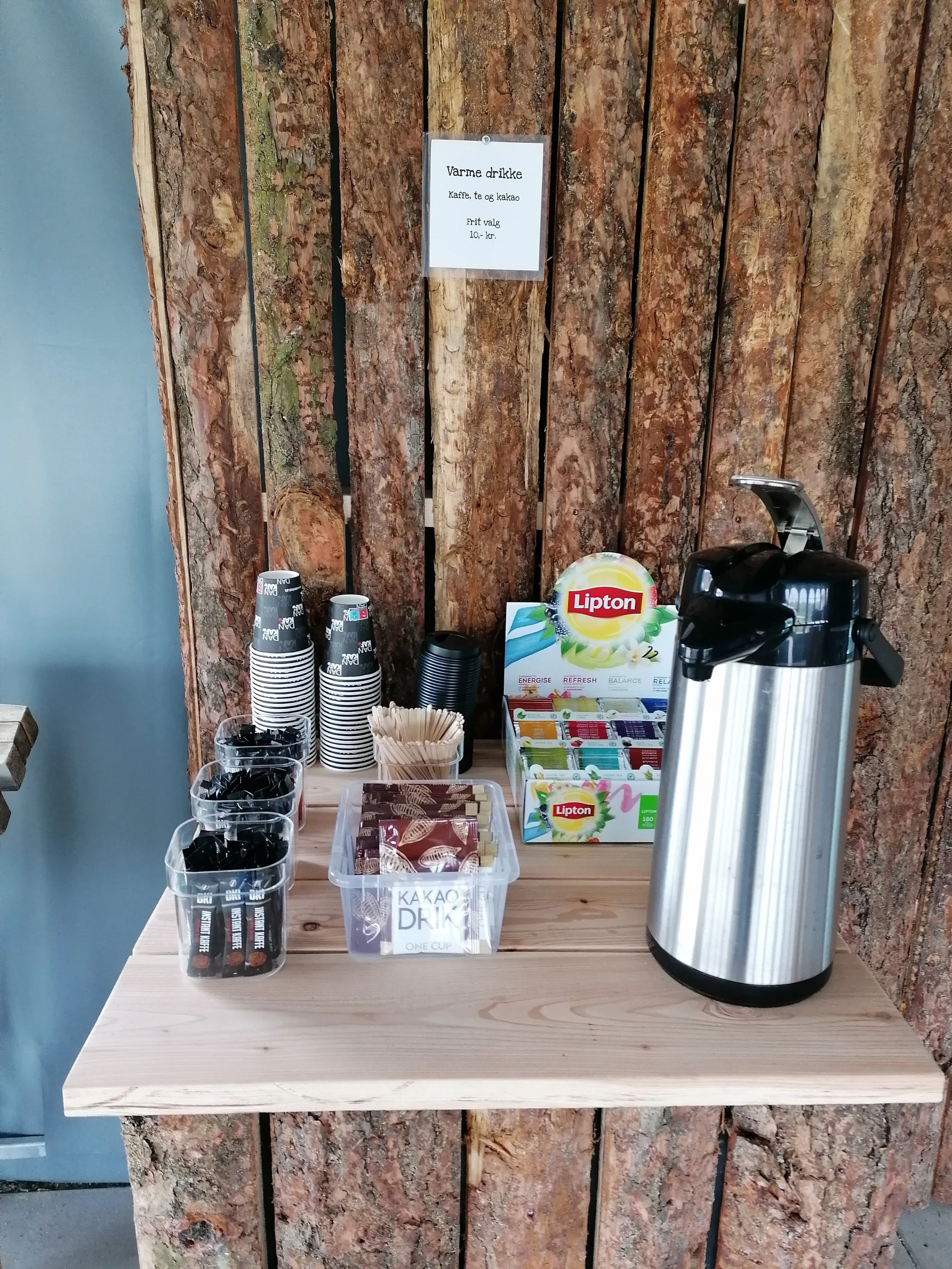 Udvalg af varme drikke til en pause i golf spillet. Instant kaffe, kakao og te.  Kr. 10,- for en kop.