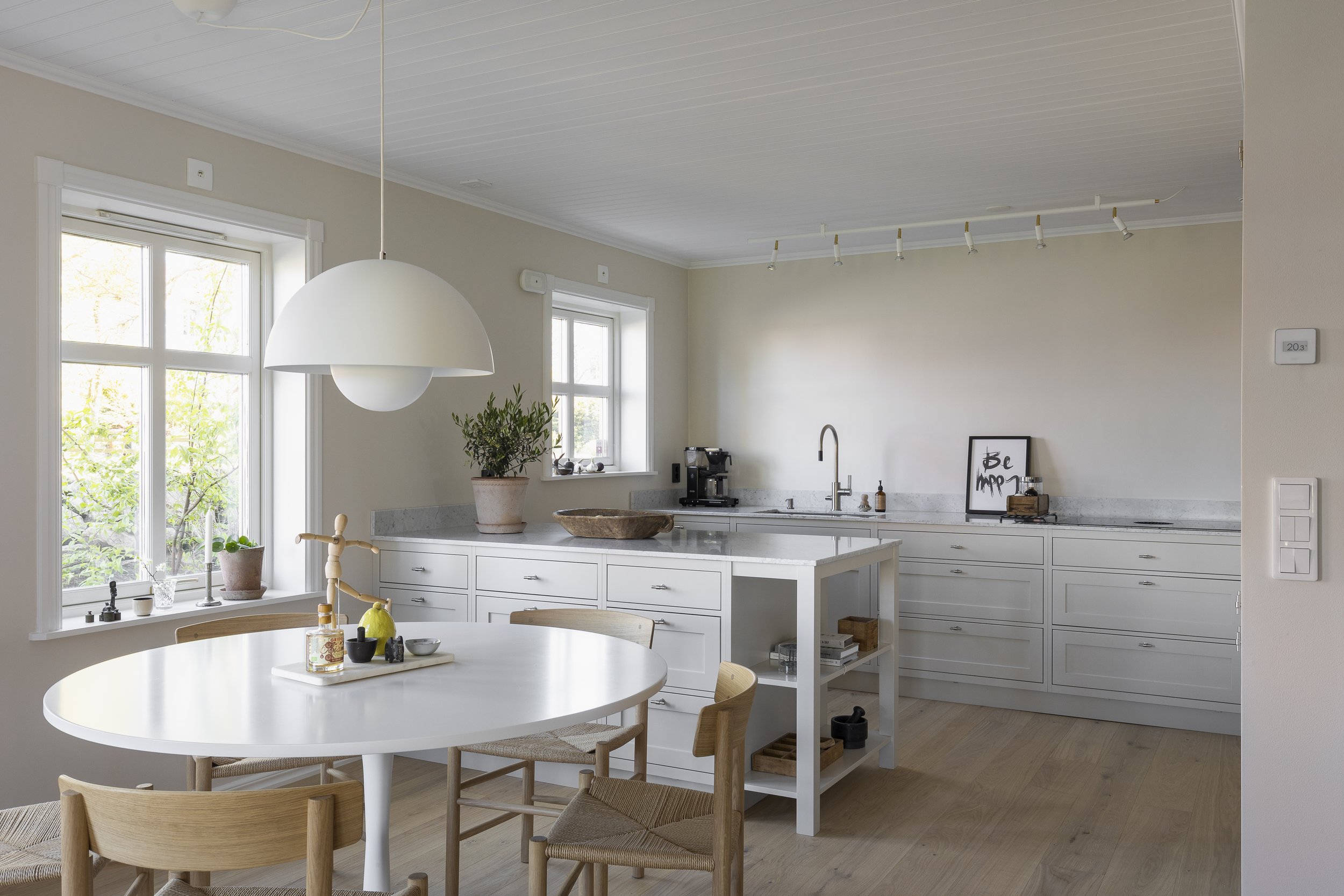 Shaker-kjøkken i lyse toner