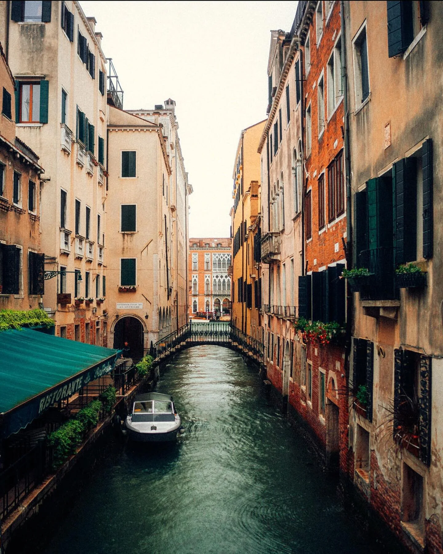 VENEZIA 🌦
Pos&iacute;l&aacute;m snapy z upr&scaron;en&yacute;ch Ben&aacute;tek, kter&yacute;ma jsme brouzdali v de&scaron;ti s @hynecheck na zač&aacute;tku května po nat&aacute;čen&iacute; pro Hyatt v Muranu 🌝
P.S., i tak tam bylo dost lid&iacute;.